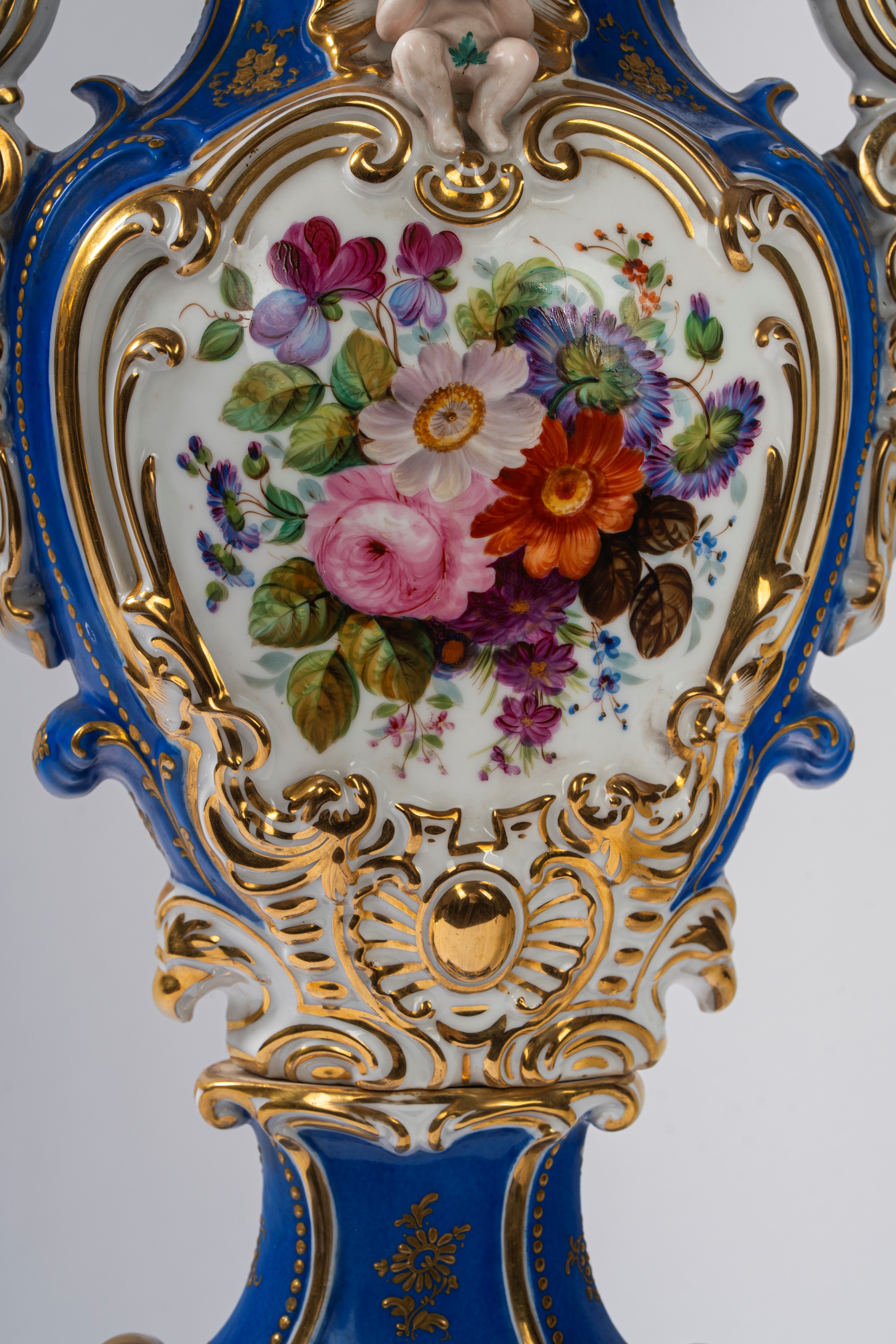 Vaso biansato in porcellana policroma e dorata, Francia, XIX secolo