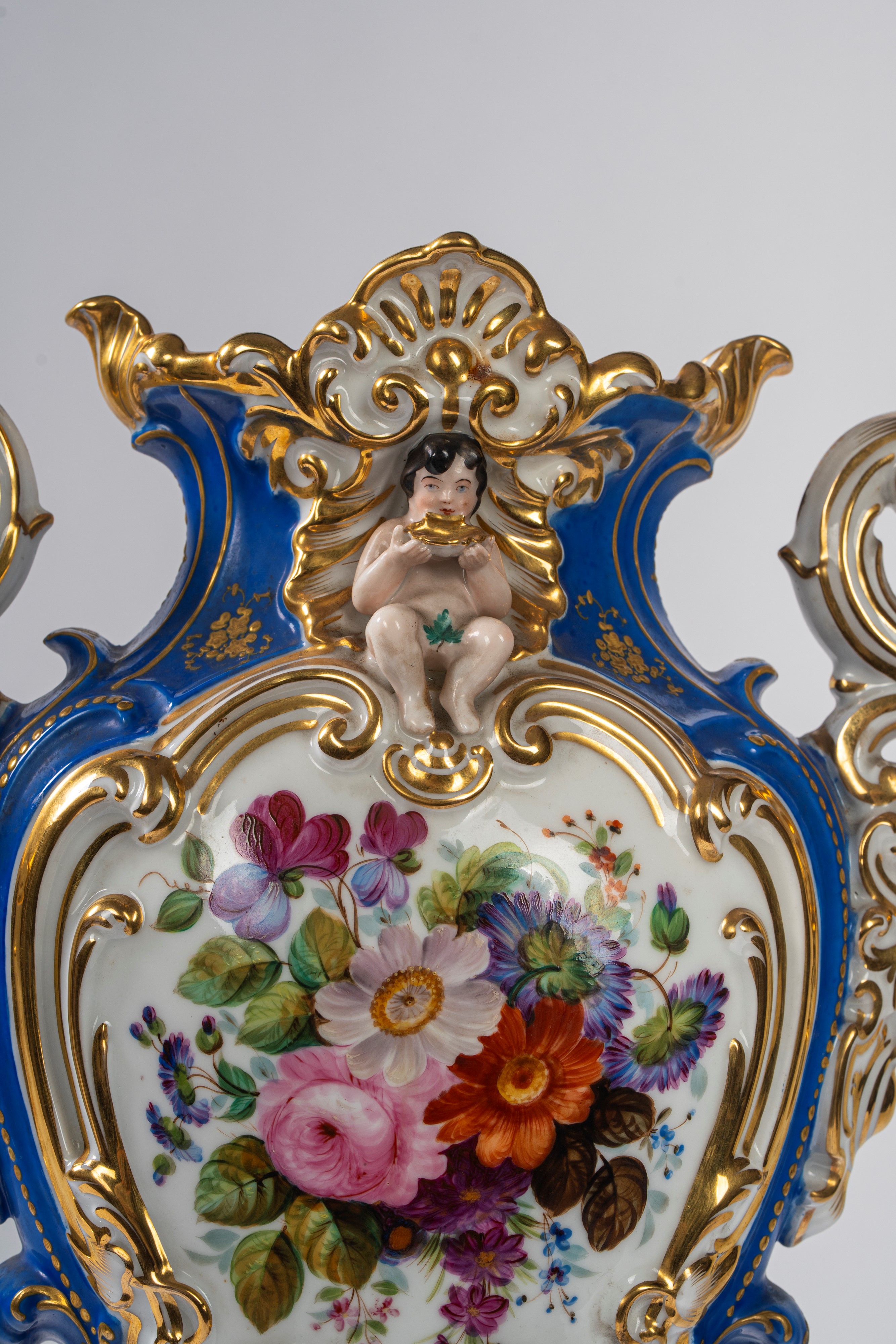 Vaso biansato in porcellana policroma e dorata, Francia, XIX secolo