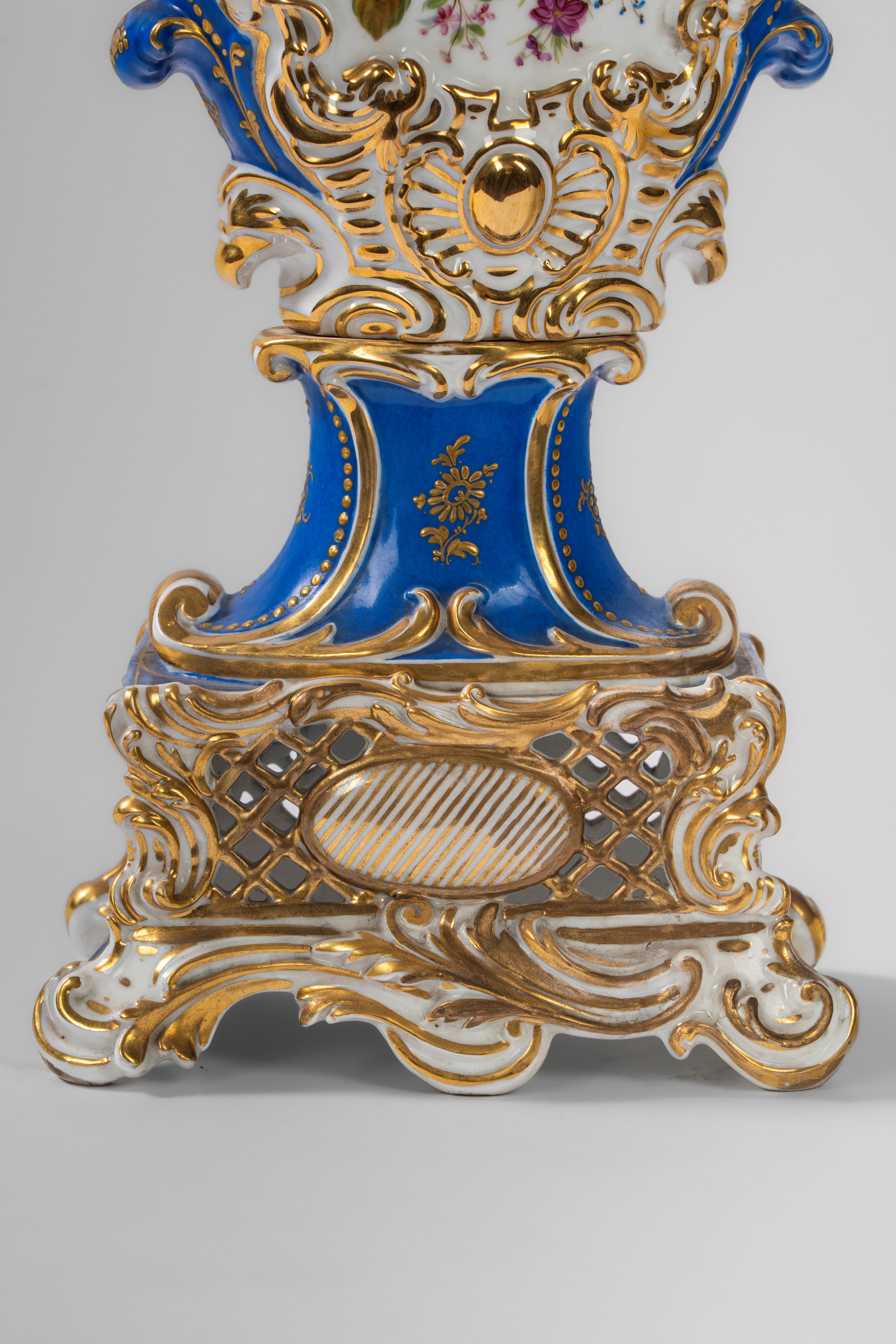 Vaso biansato in porcellana policroma e dorata, Francia, XIX secolo