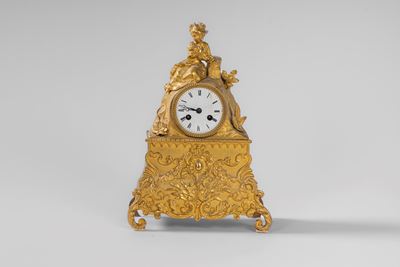 Pendola da appoggio in bronzo dorato con fanciulla e cagnolino, Francia, secolo XIX