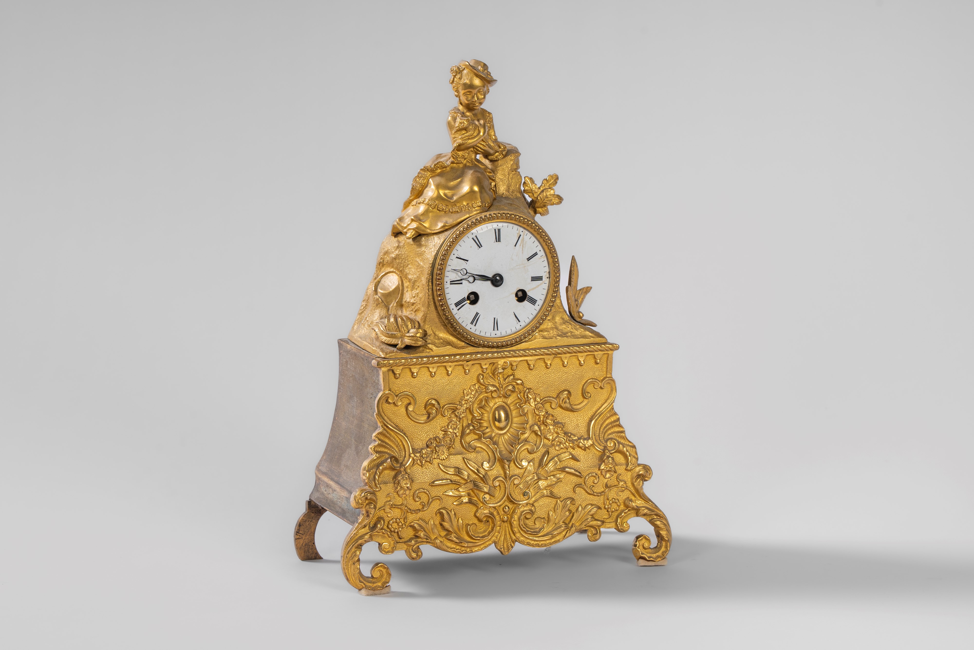 Pendola da appoggio in bronzo dorato con fanciulla e cagnolino, Francia, secolo XIX