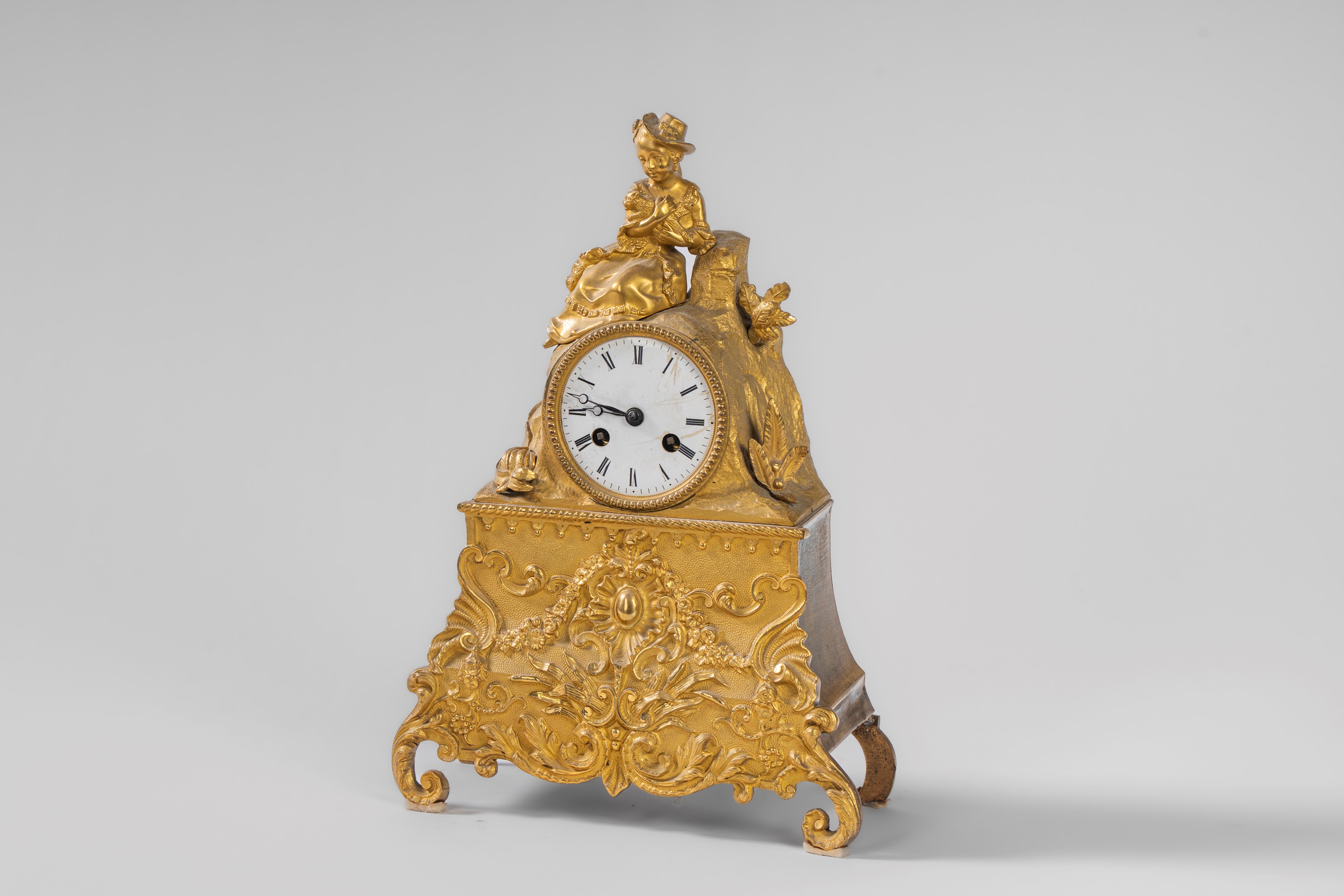 Pendola da appoggio in bronzo dorato con fanciulla e cagnolino, Francia, secolo XIX