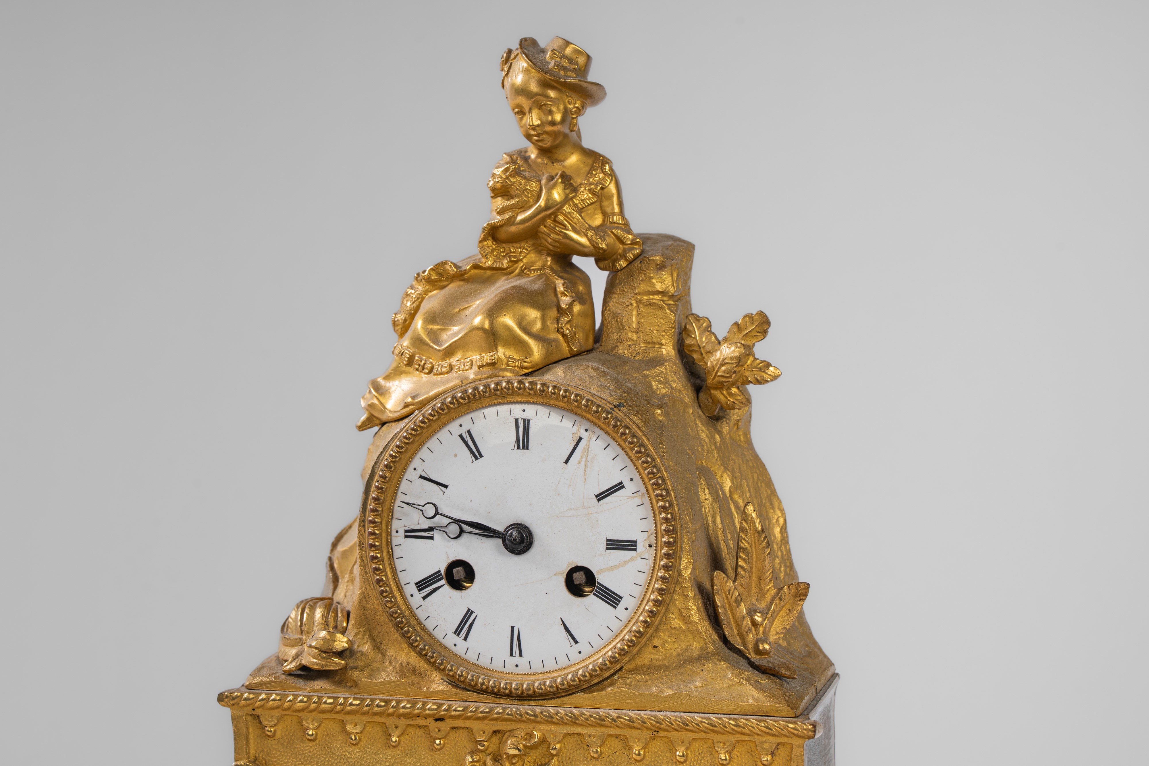 Pendola da appoggio in bronzo dorato con fanciulla e cagnolino, Francia, secolo XIX