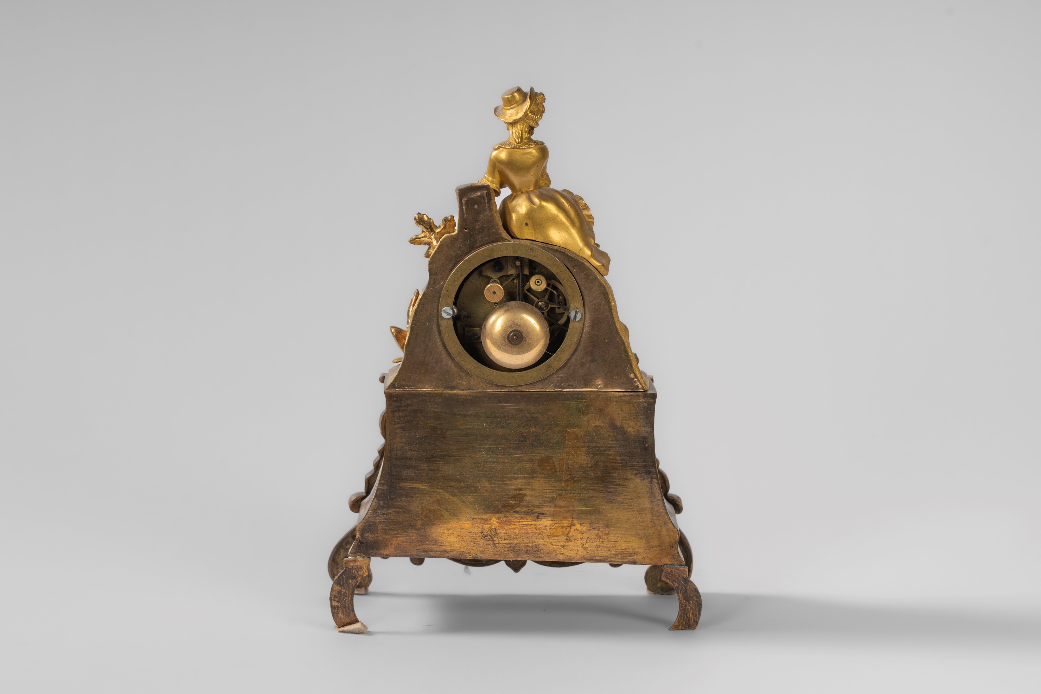 Pendola da appoggio in bronzo dorato con fanciulla e cagnolino, Francia, secolo XIX