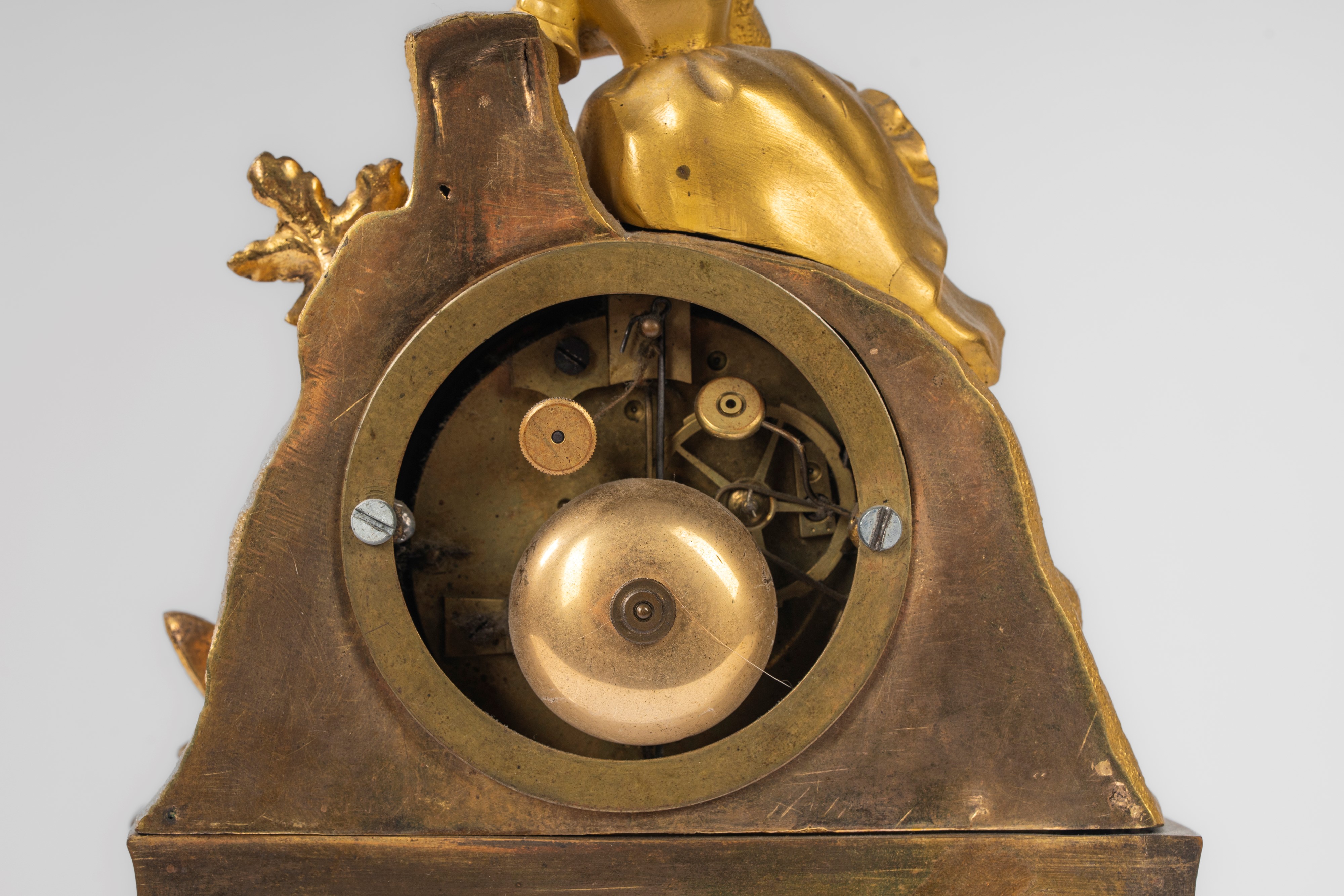 Pendola da appoggio in bronzo dorato con fanciulla e cagnolino, Francia, secolo XIX