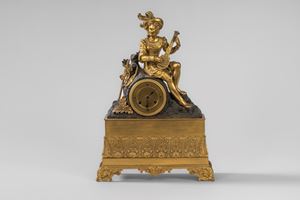 Pendola da appoggio in bronzo dorato e patinato sormontata da suonatore di liuto. Francia, primo quarto secolo XIX