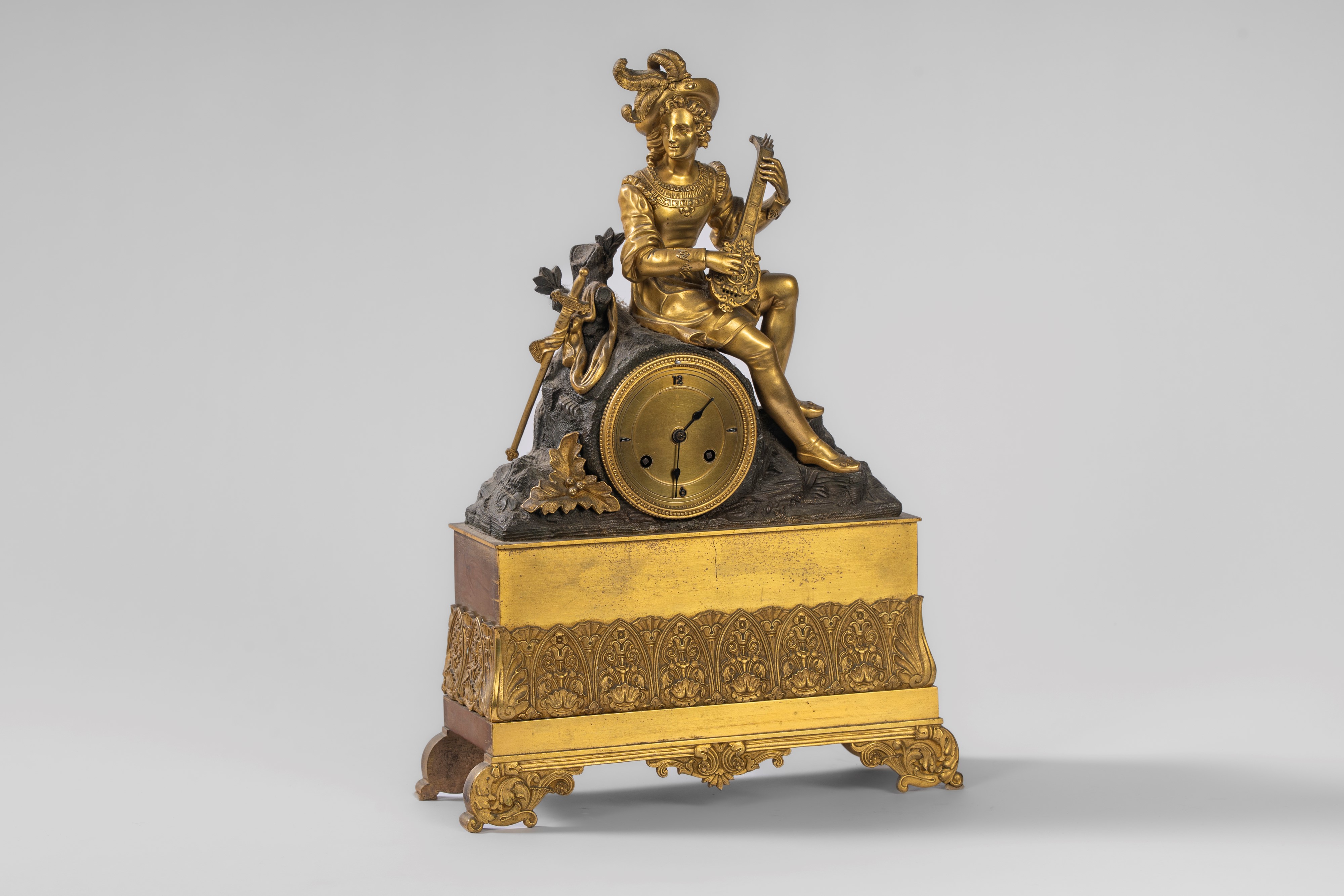 Pendola da appoggio in bronzo dorato e patinato con suonatore di liuto, Francia, primo quarto XIX...