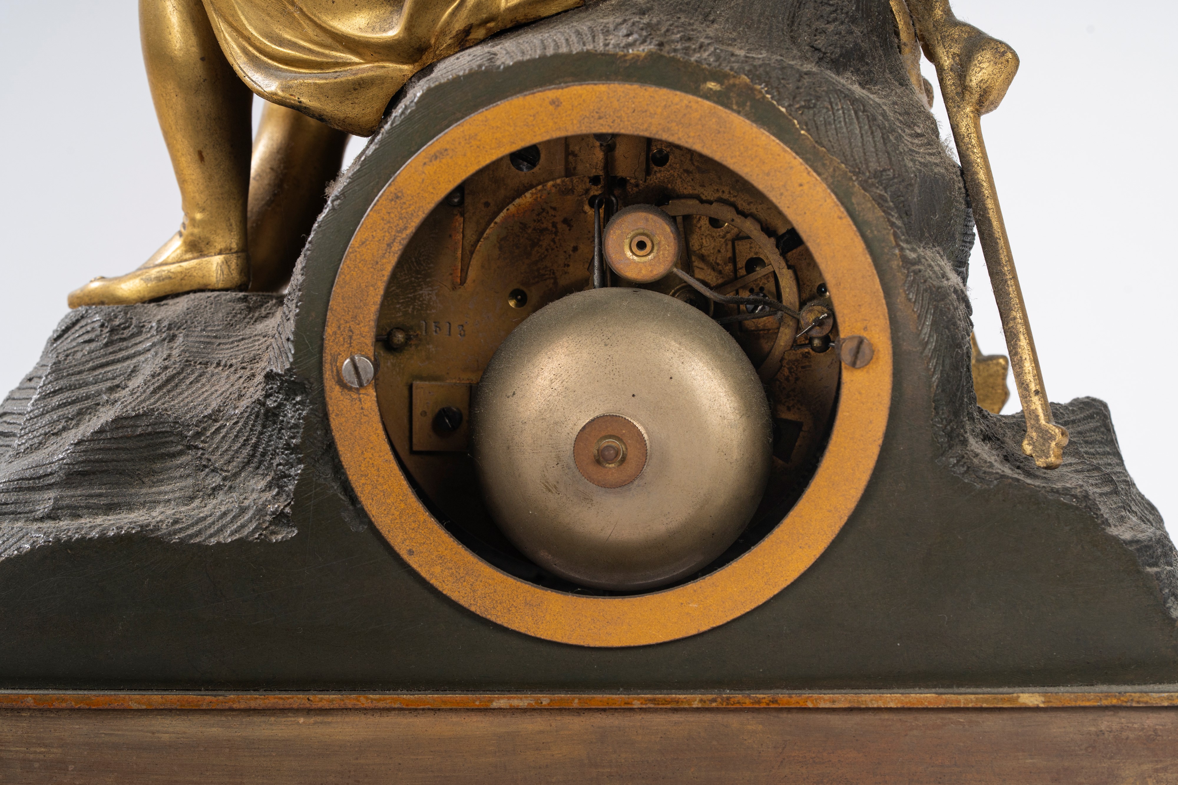 Pendola da appoggio in bronzo dorato e patinato con suonatore di liuto, Francia, primo quarto XIX...