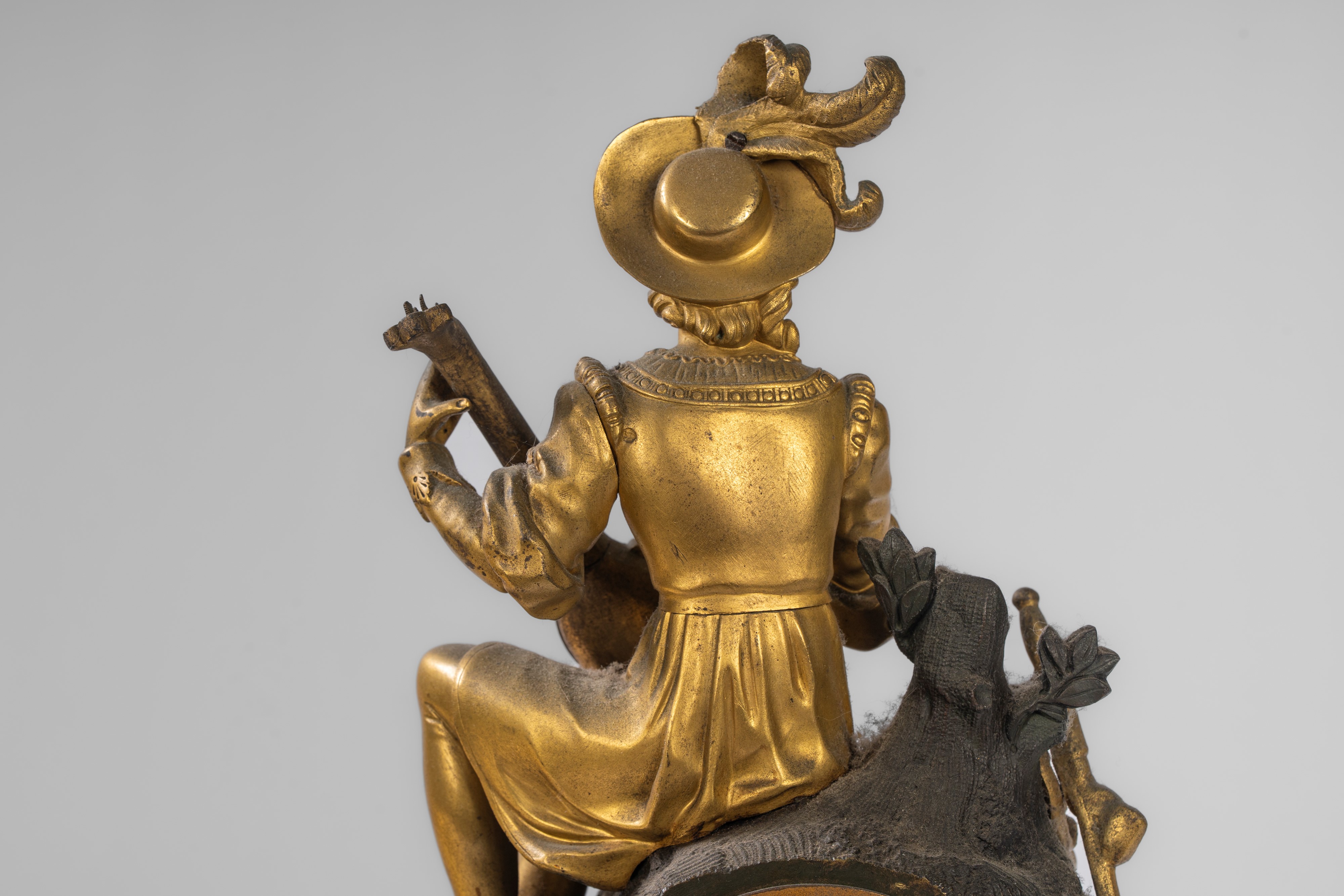Pendola da appoggio in bronzo dorato e patinato con suonatore di liuto, Francia, primo quarto XIX...