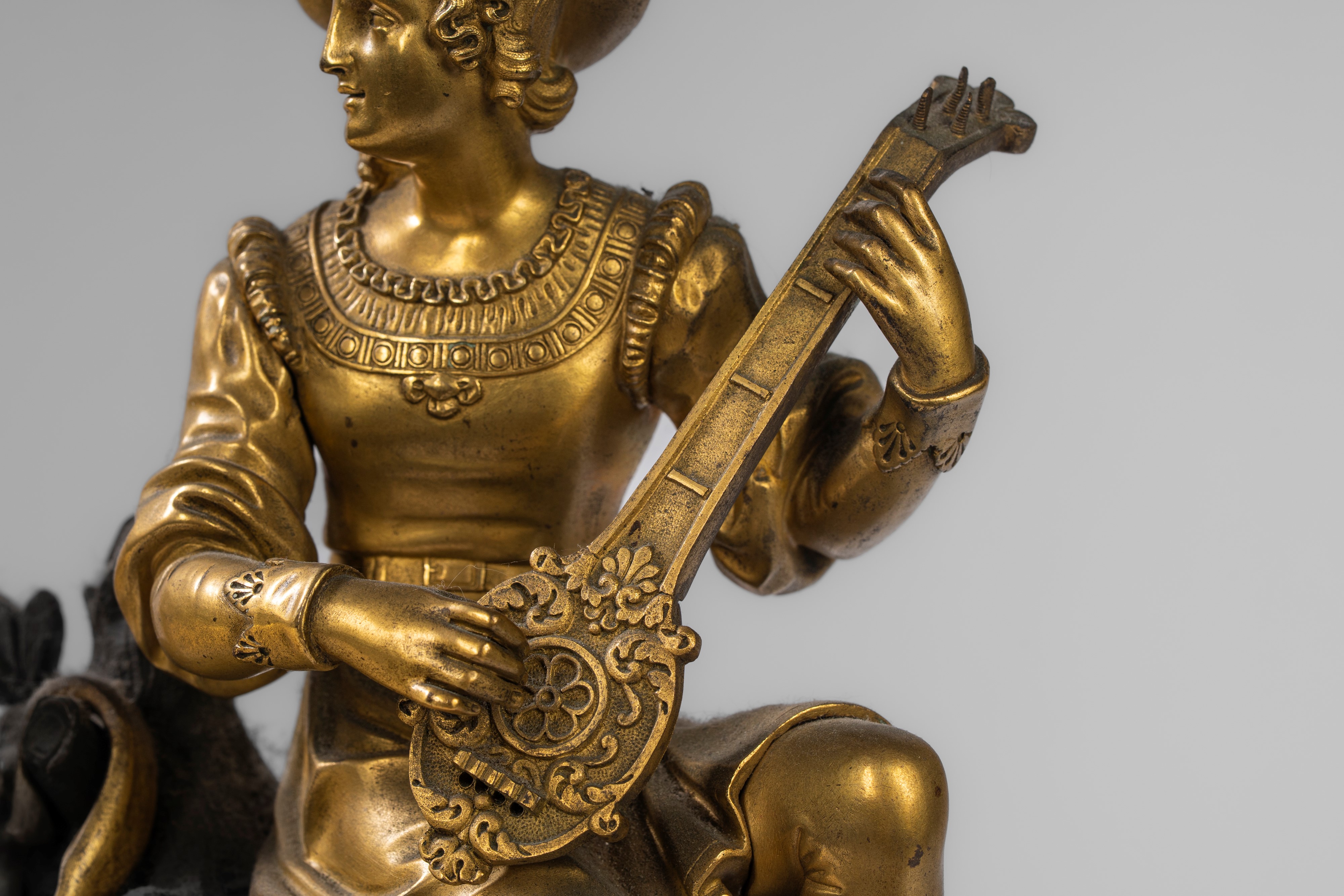 Pendola da appoggio in bronzo dorato e patinato con suonatore di liuto, Francia, primo quarto XIX...