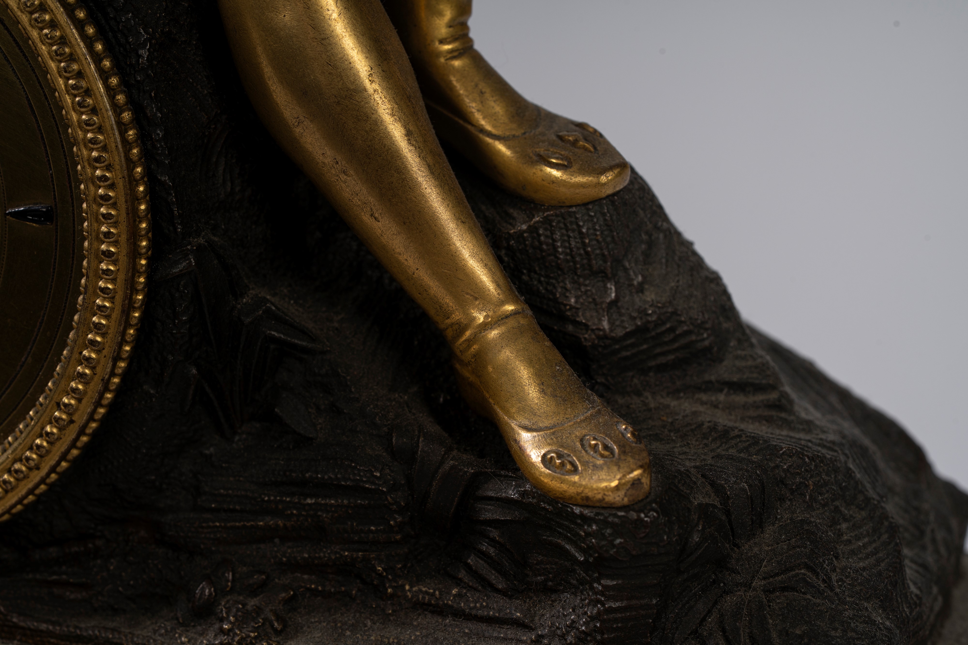 Pendola da appoggio in bronzo dorato e patinato con suonatore di liuto, Francia, primo quarto XIX...