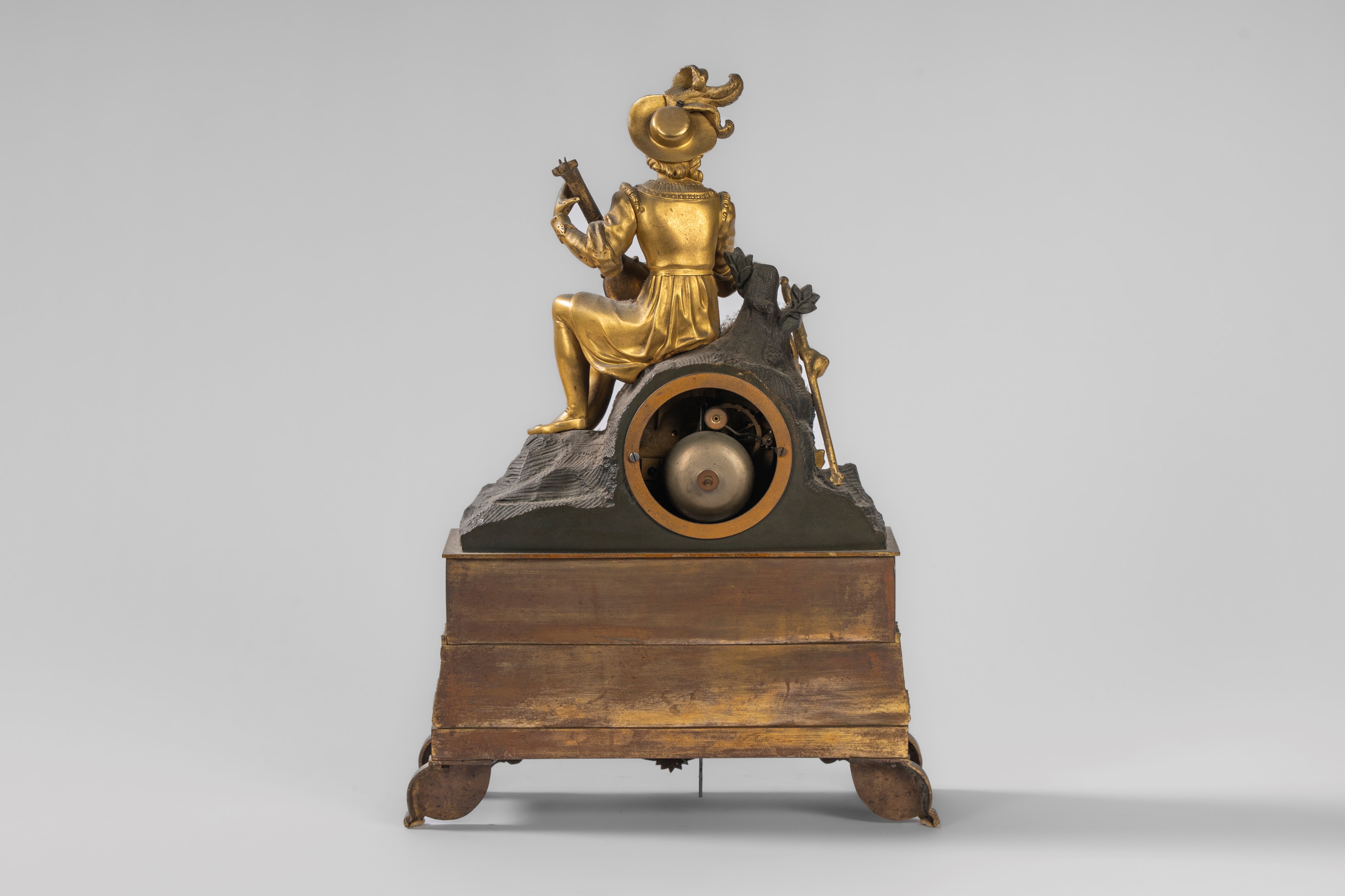 Pendola da appoggio in bronzo dorato e patinato con suonatore di liuto, Francia, primo quarto XIX...