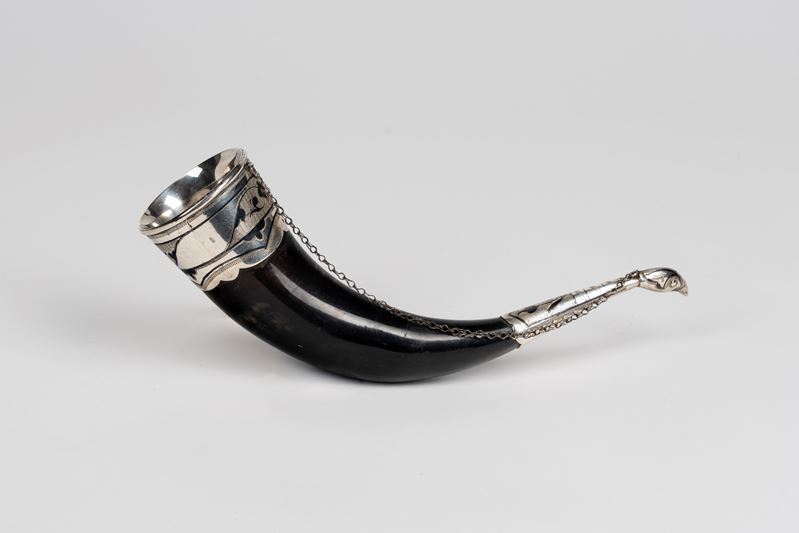 Corno da parata con ghiere in argento inciso a motivi floreali, Russia URSS