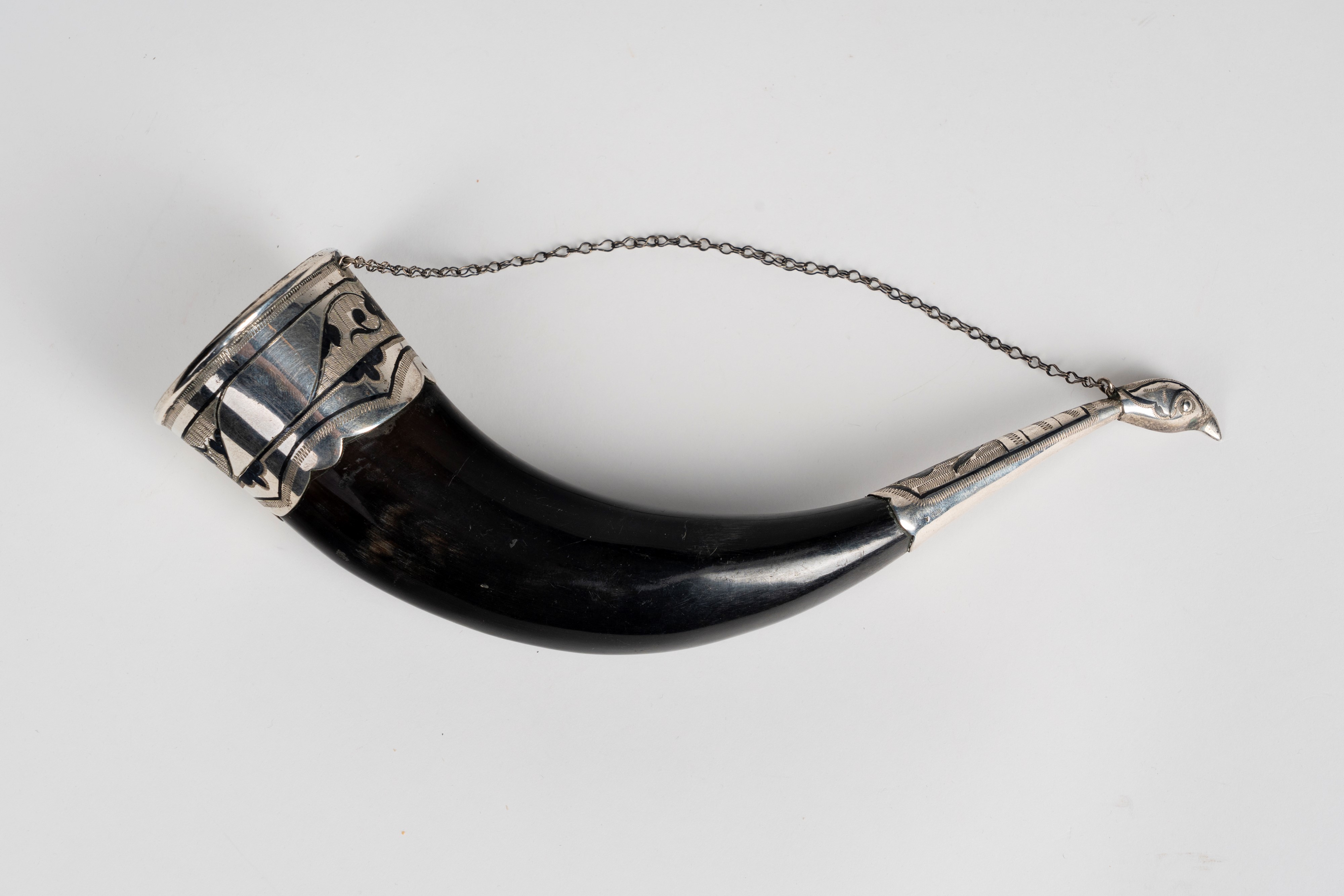 Corno da parata con ghiere in argento inciso a motivi floreali, Russia URSS