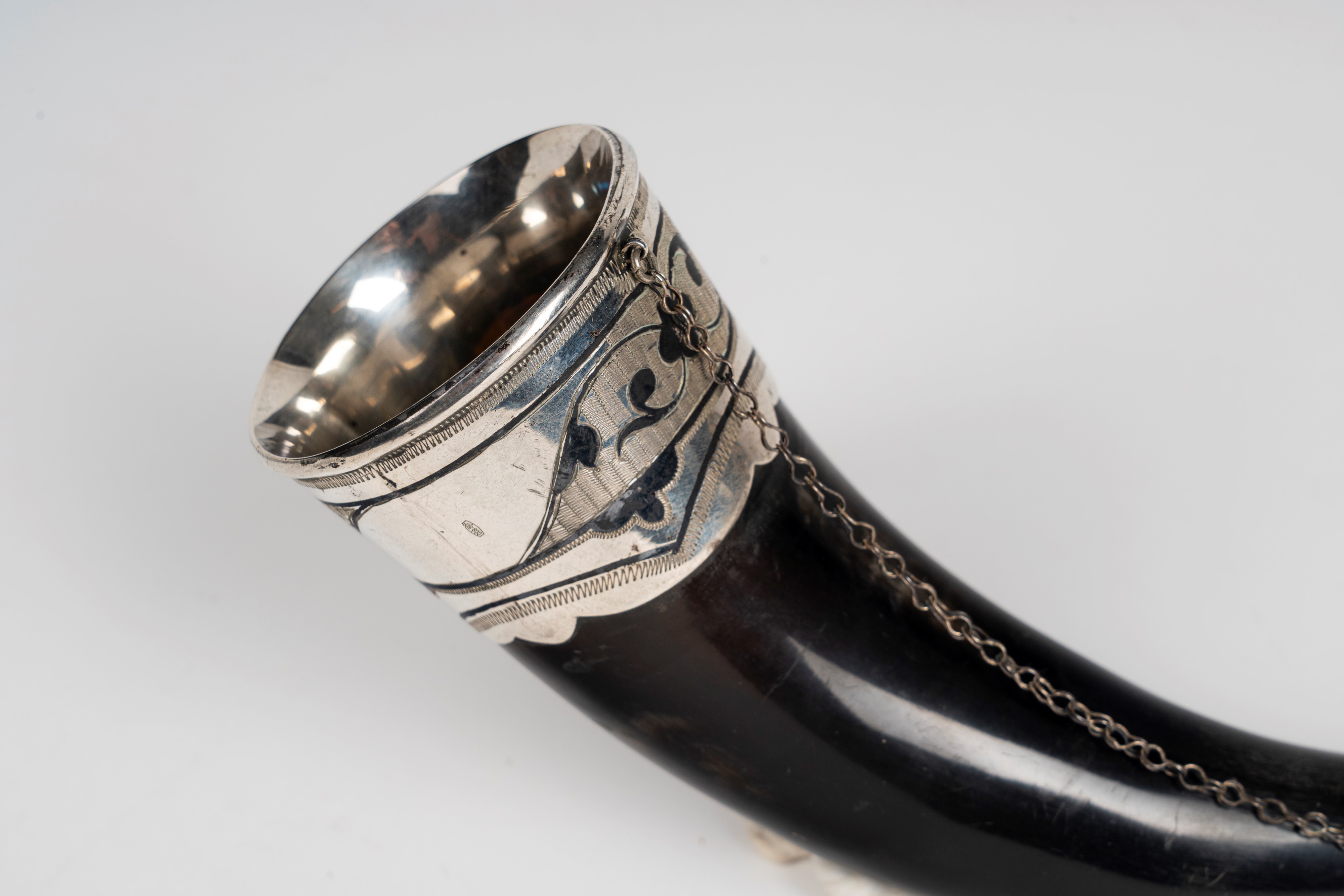 Corno da parata con ghiere in argento inciso a motivi floreali, Russia URSS