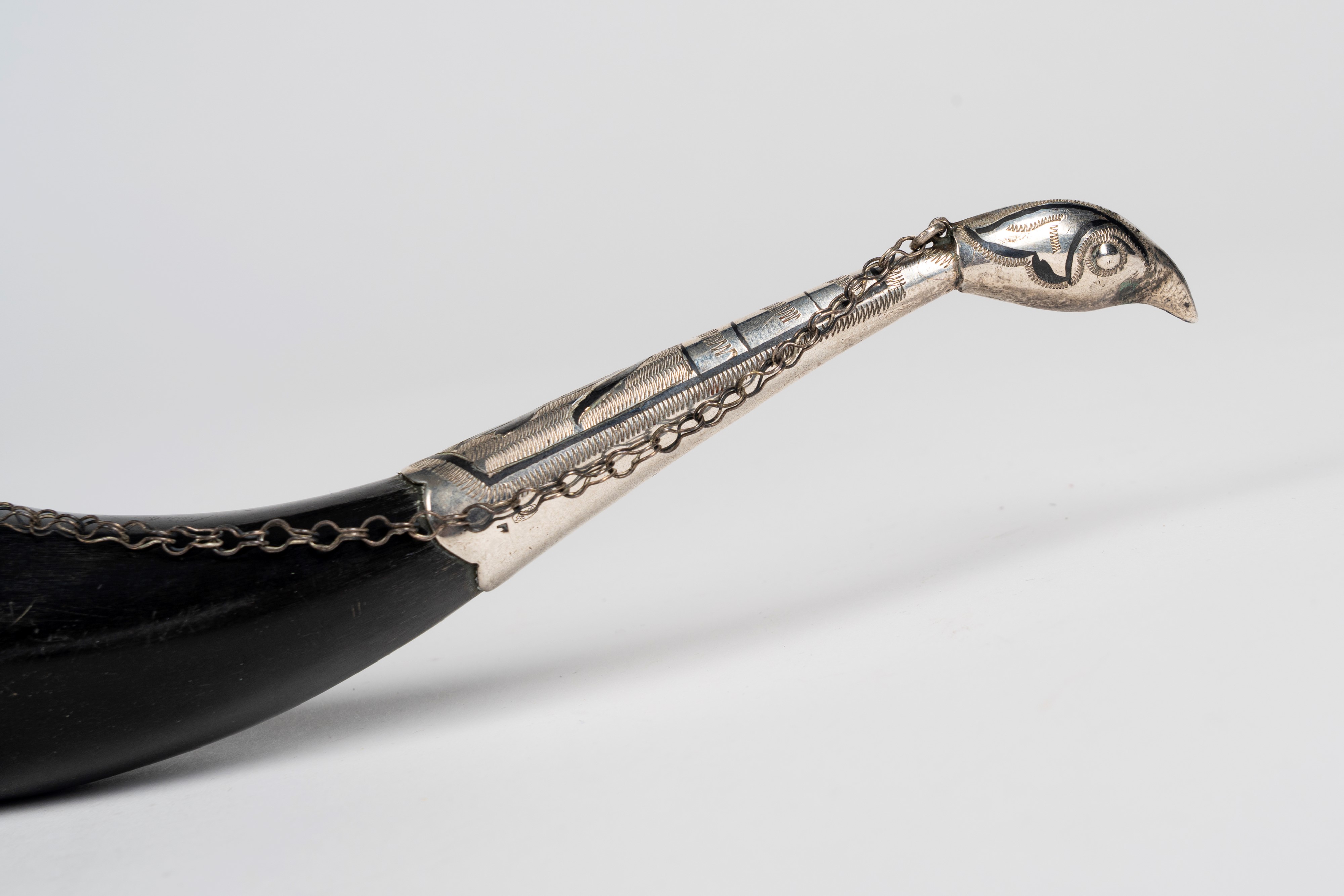 Corno da parata con ghiere in argento inciso a motivi floreali, Russia URSS