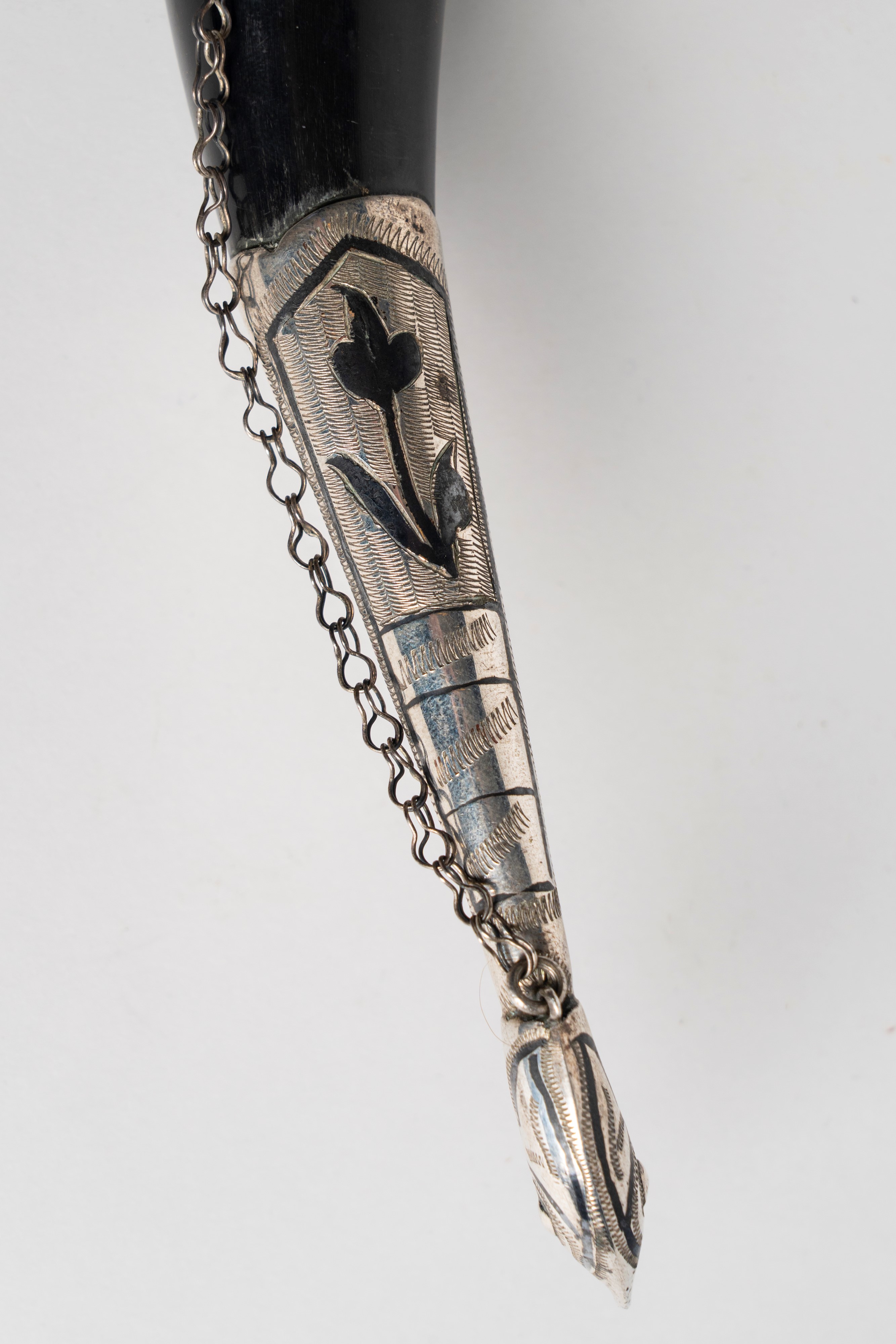 Corno da parata con ghiere in argento inciso a motivi floreali, Russia URSS