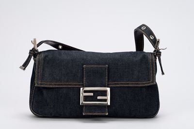 Borsa baguette, tela denim blu con dettagli in metallo