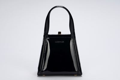 Mini borsa in vernice nera con dettagli in metallo dorato e tracolla staccabile