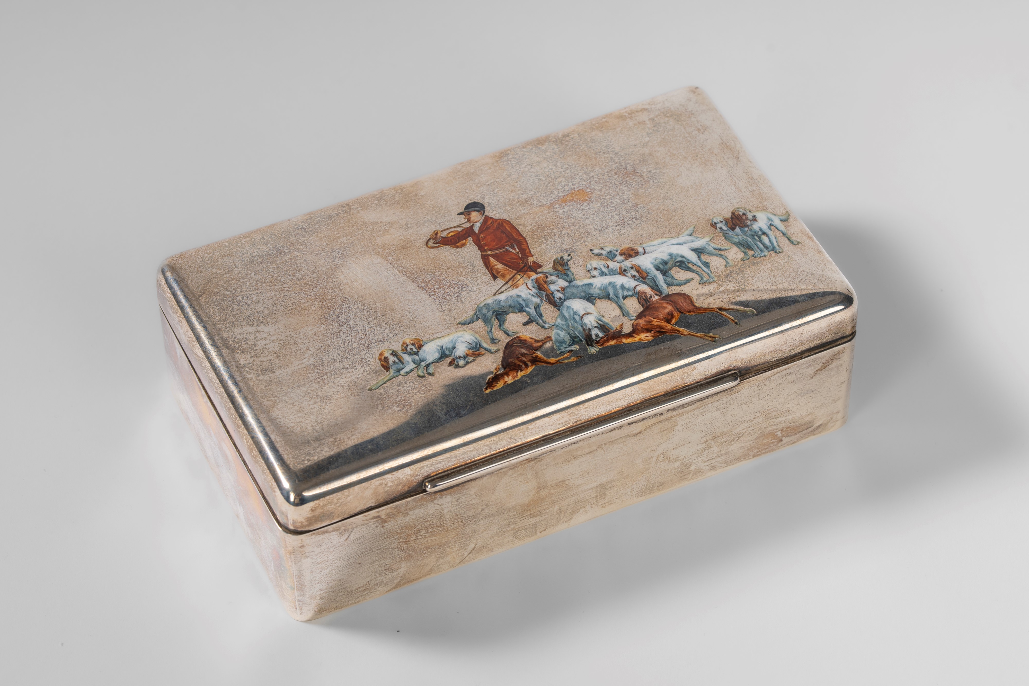 Scatola in legno rivestita in metallo argentato con coperchio decorato in policromia con scena di...