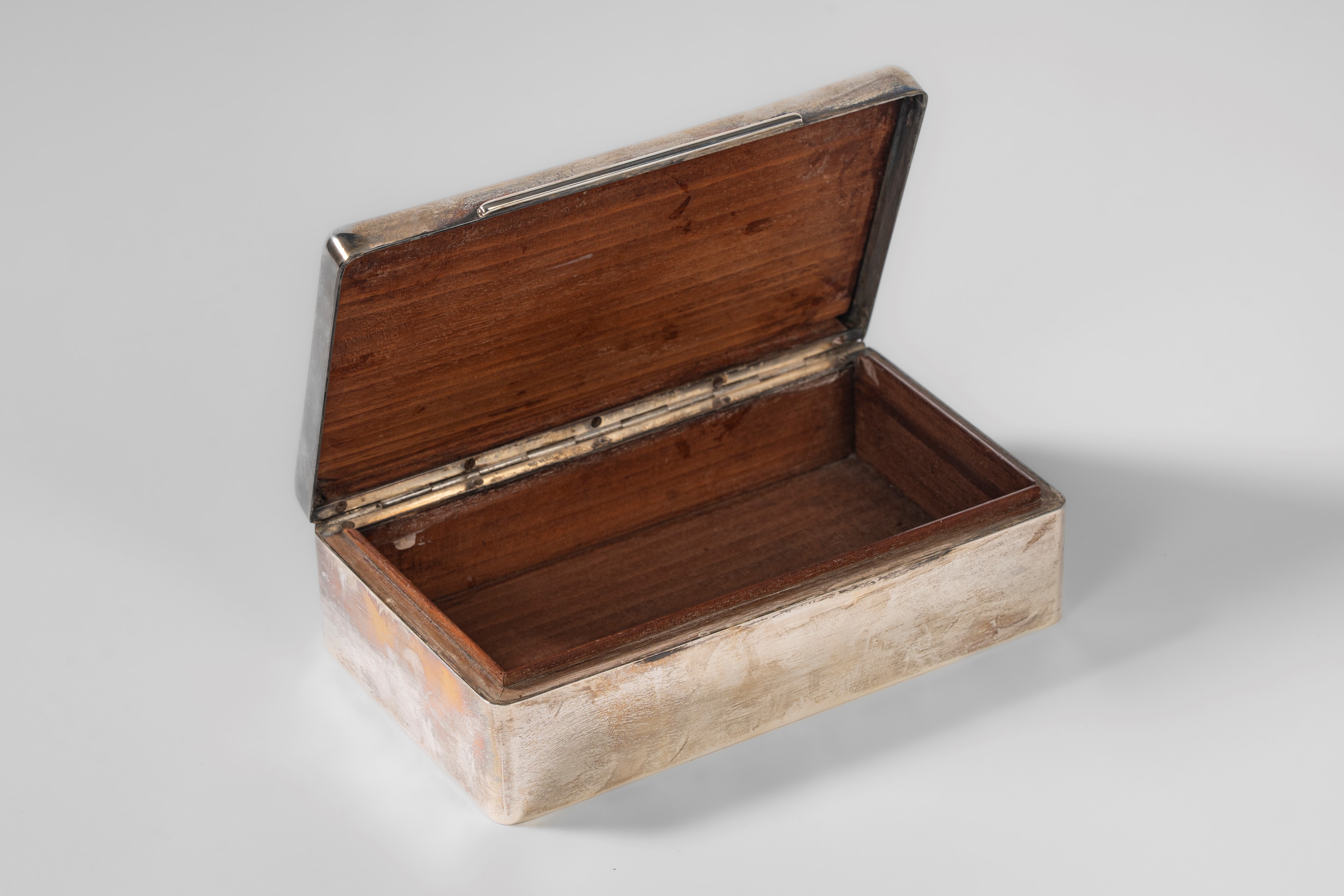 Scatola in legno rivestita in metallo argentato con coperchio decorato in policromia con scena di...