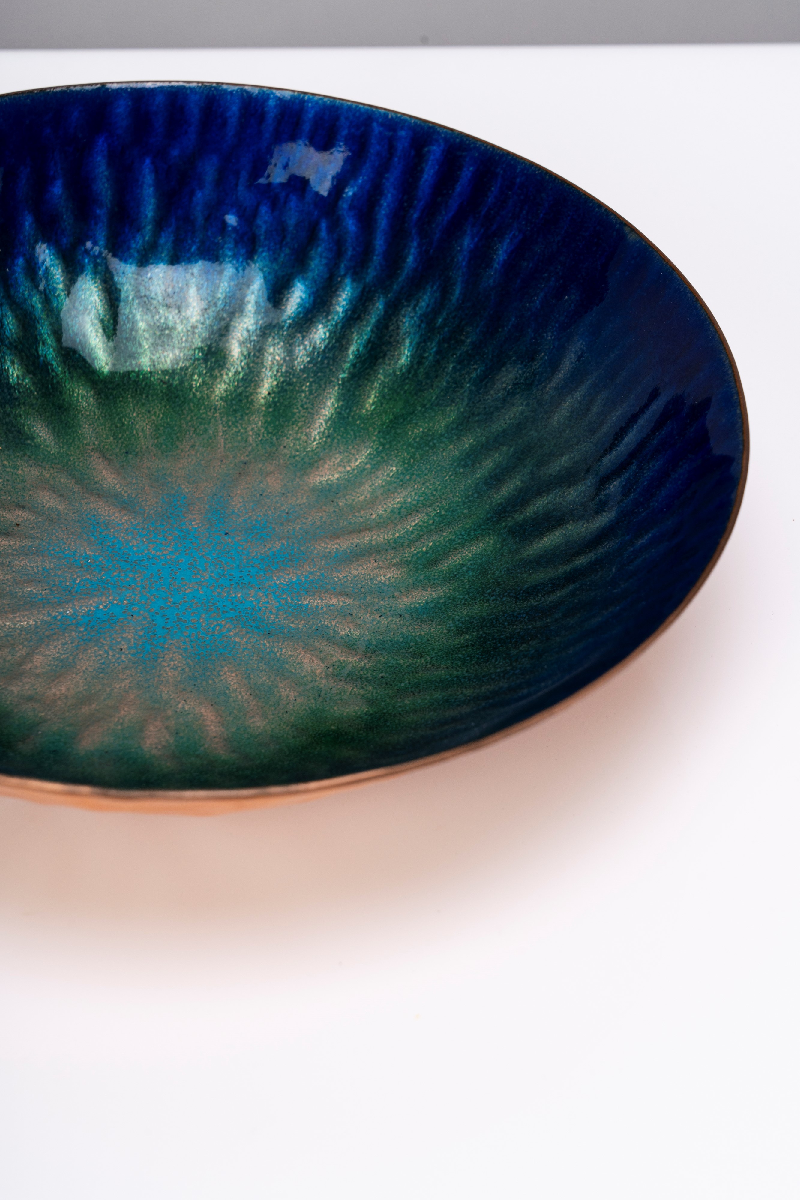 Coppa a smalti policromi su rame