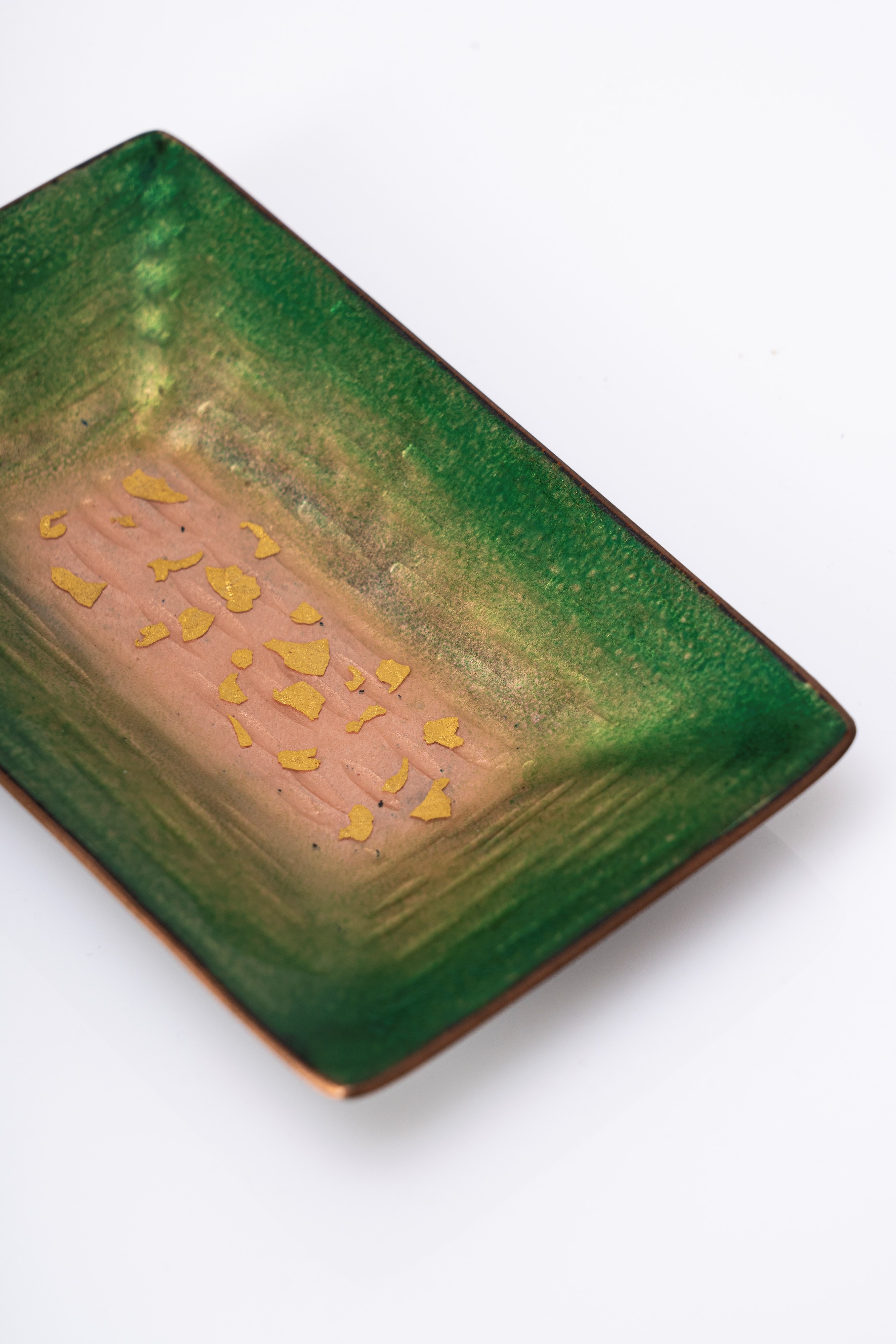 Set di tre svuotatasche a smalti policromi su rame nei toni del blu e verde