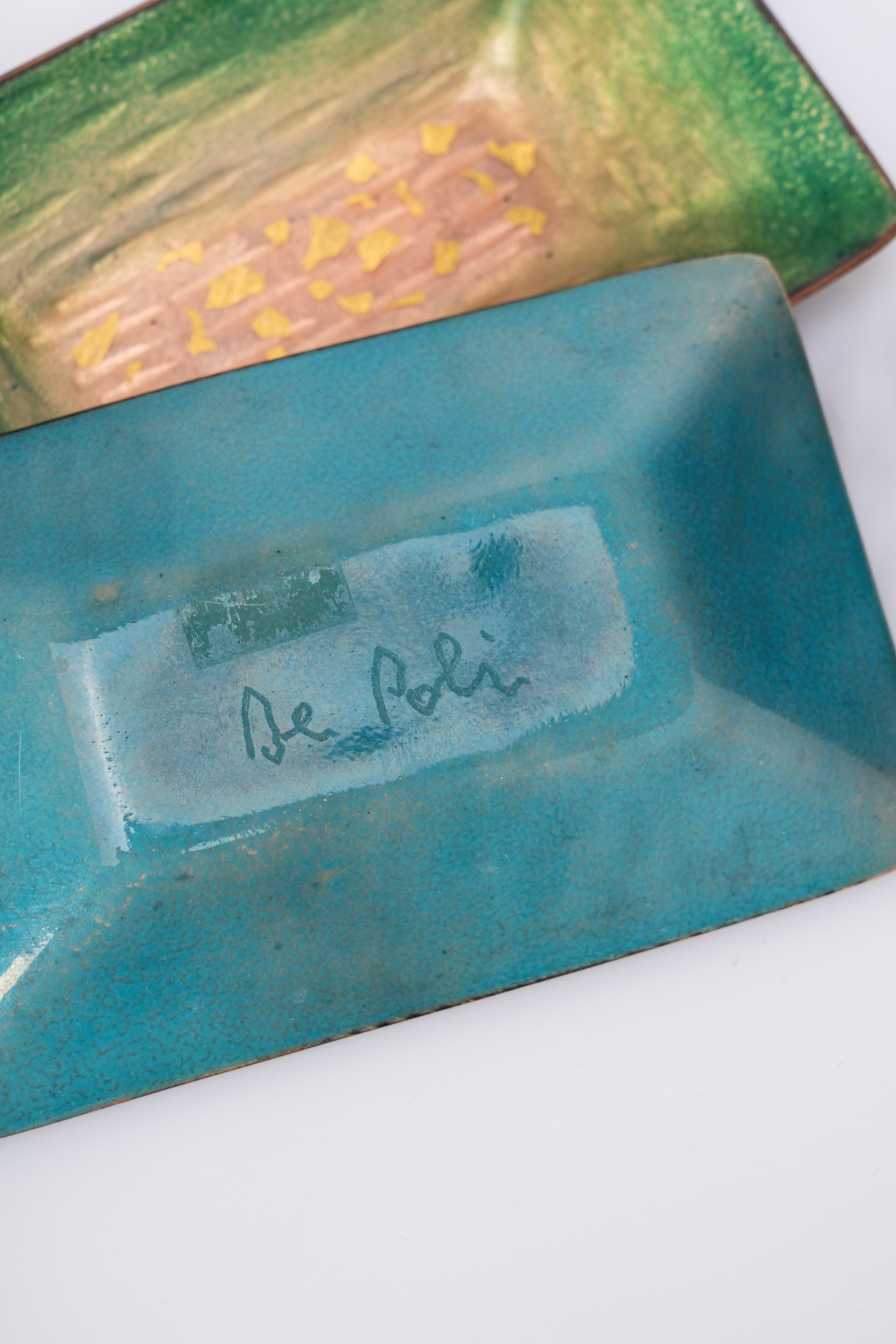 Set di tre svuotatasche a smalti policromi su rame nei toni del blu e verde