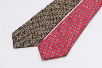 Lotto di due cravatte, twill di seta a stampa multicolore