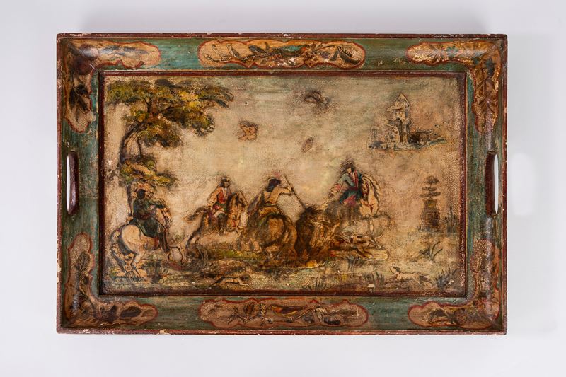 Vassoio rettangolare in legno laccato e decorato ad arte povera, con scena di caccia, Venezia sec...