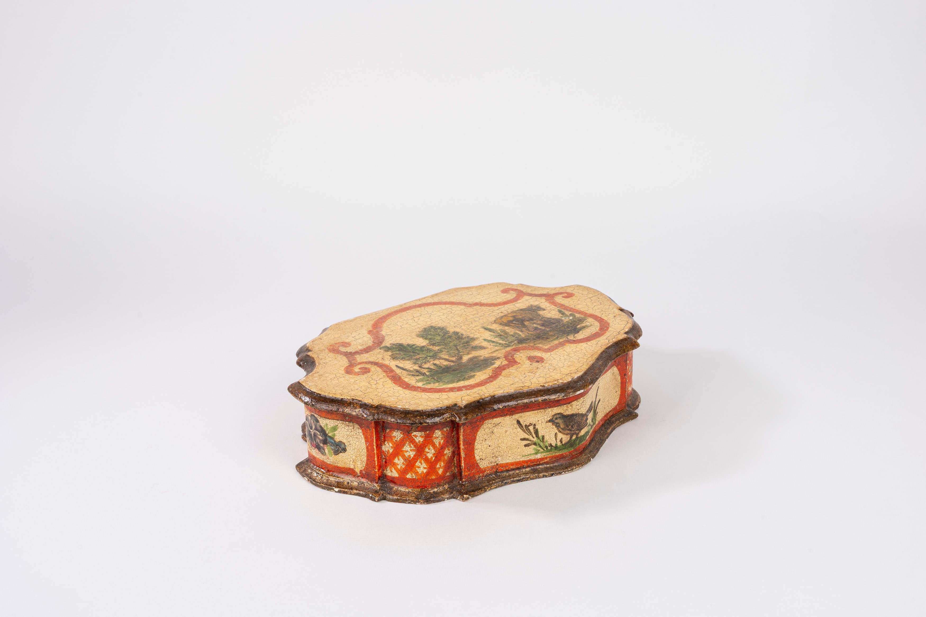 Scatola in legno laccato, decorata ad arte povera, Venezia, XVIII secolo