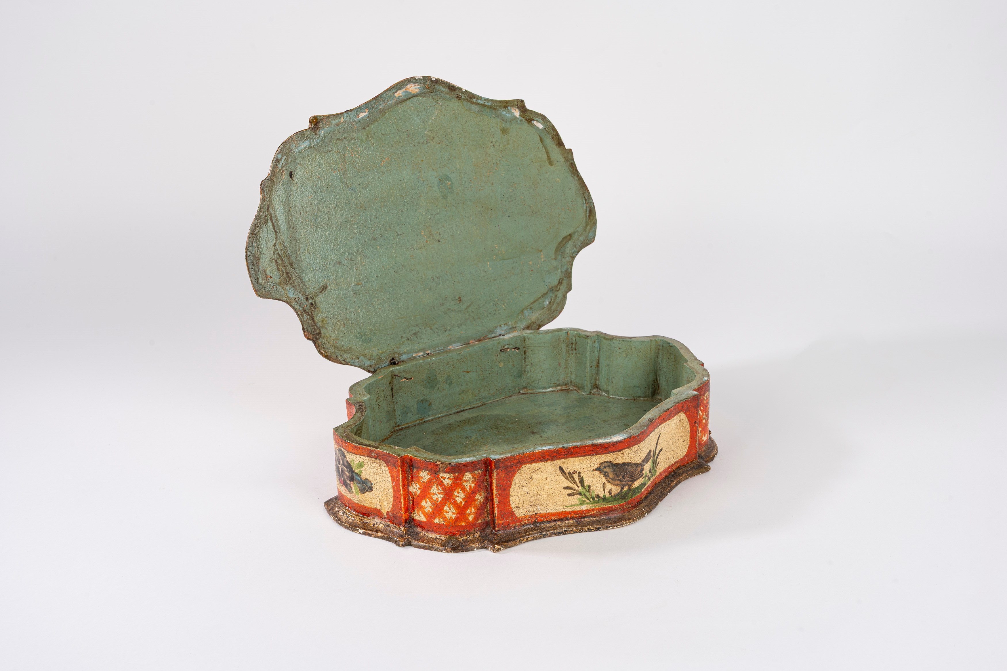 Scatola in legno laccato, decorata ad arte povera, Venezia, XVIII secolo