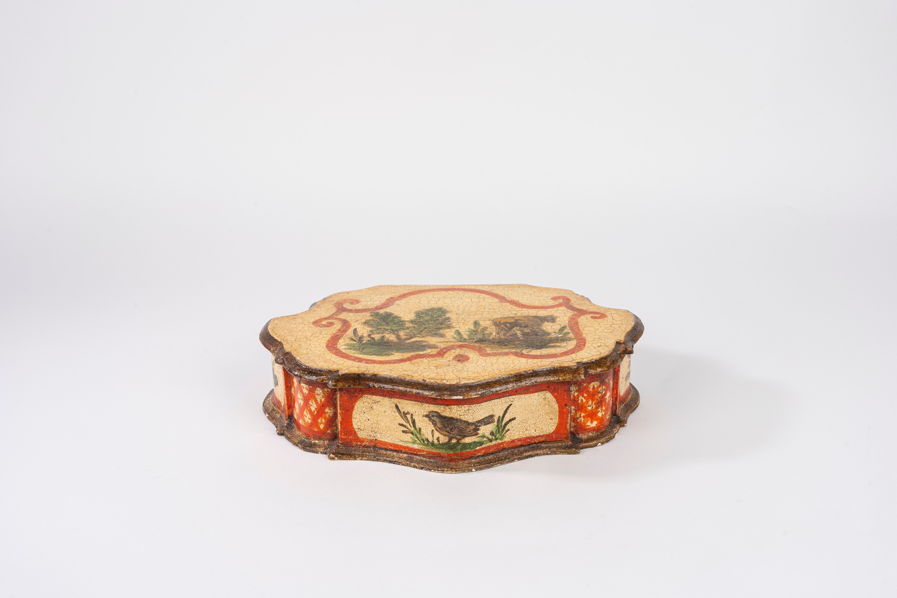 Scatola in legno laccato, decorata ad arte povera, Venezia, XVIII secolo