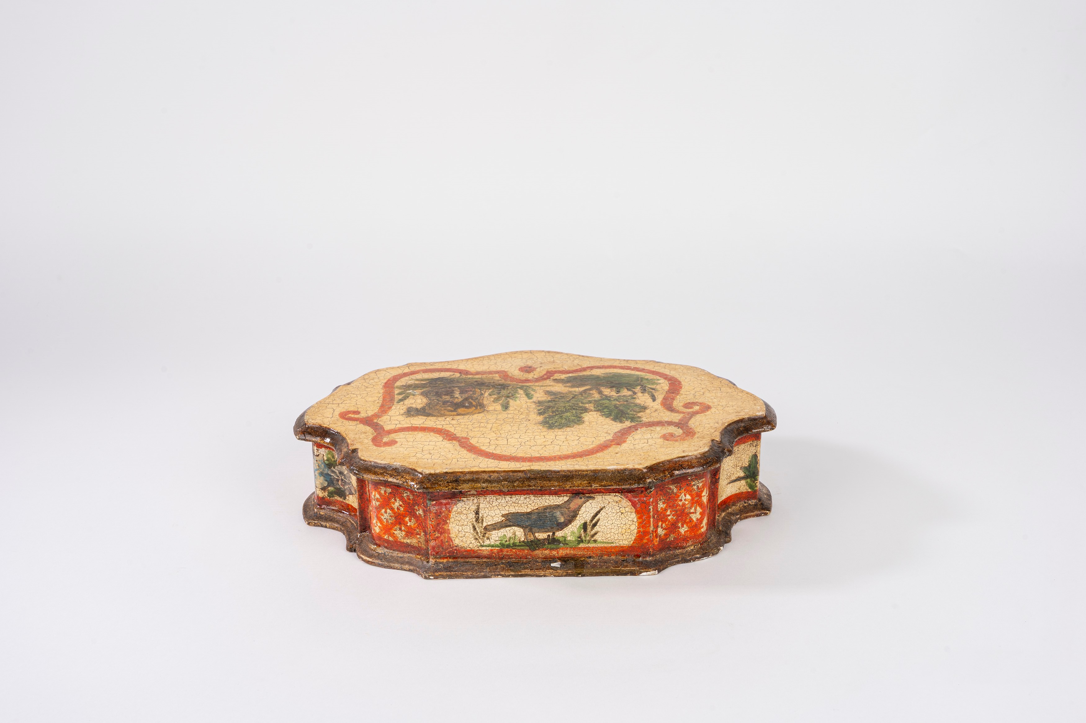 Scatola in legno laccato, decorata ad arte povera, Venezia, XVIII secolo