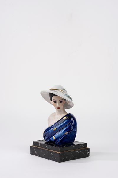 Edoardo Tasca, Scultura in ceramica smaltata raffigurante donna con cappello