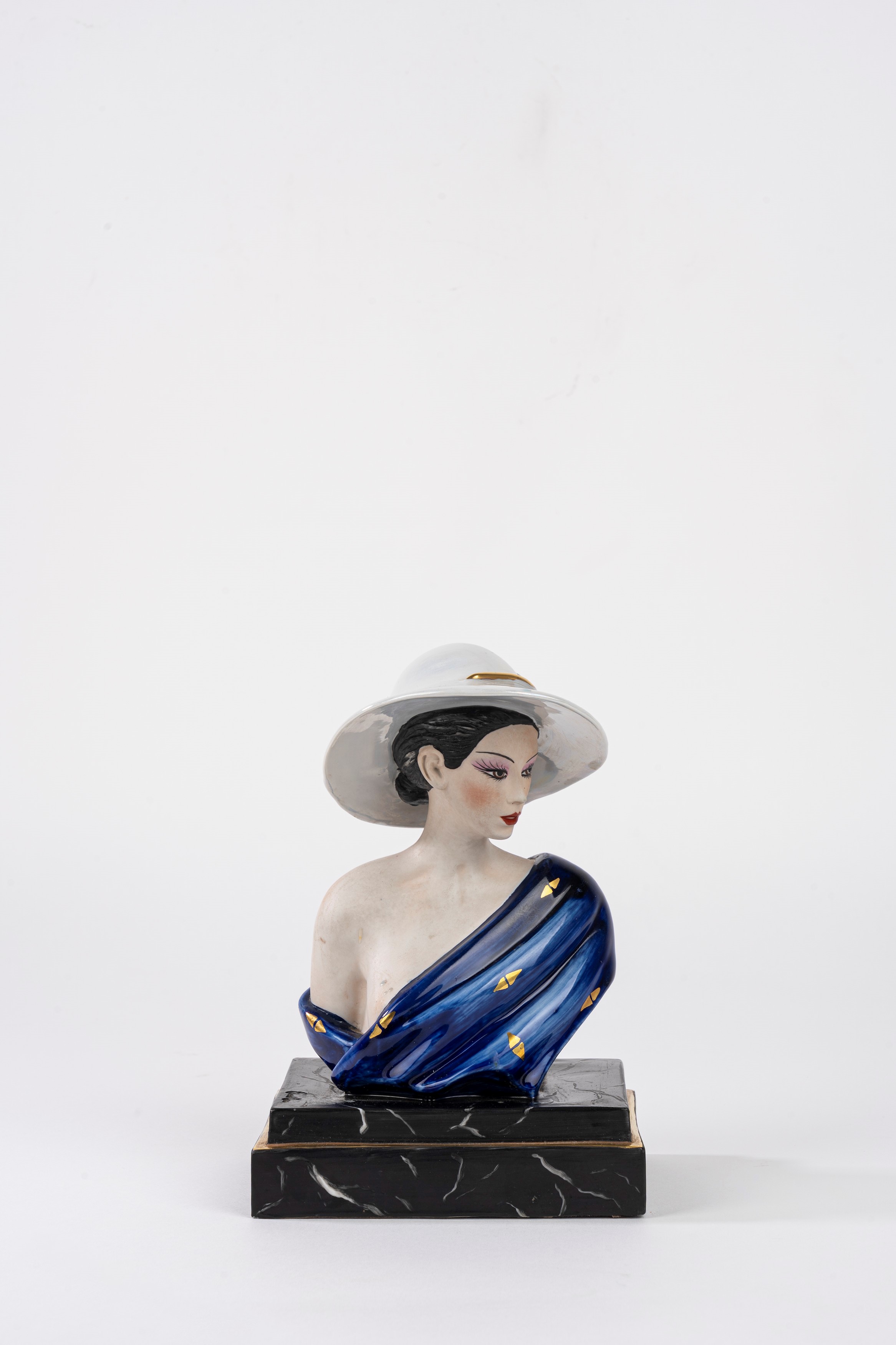 Edoardo Tasca, Scultura in ceramica smaltata raffigurante donna con cappello