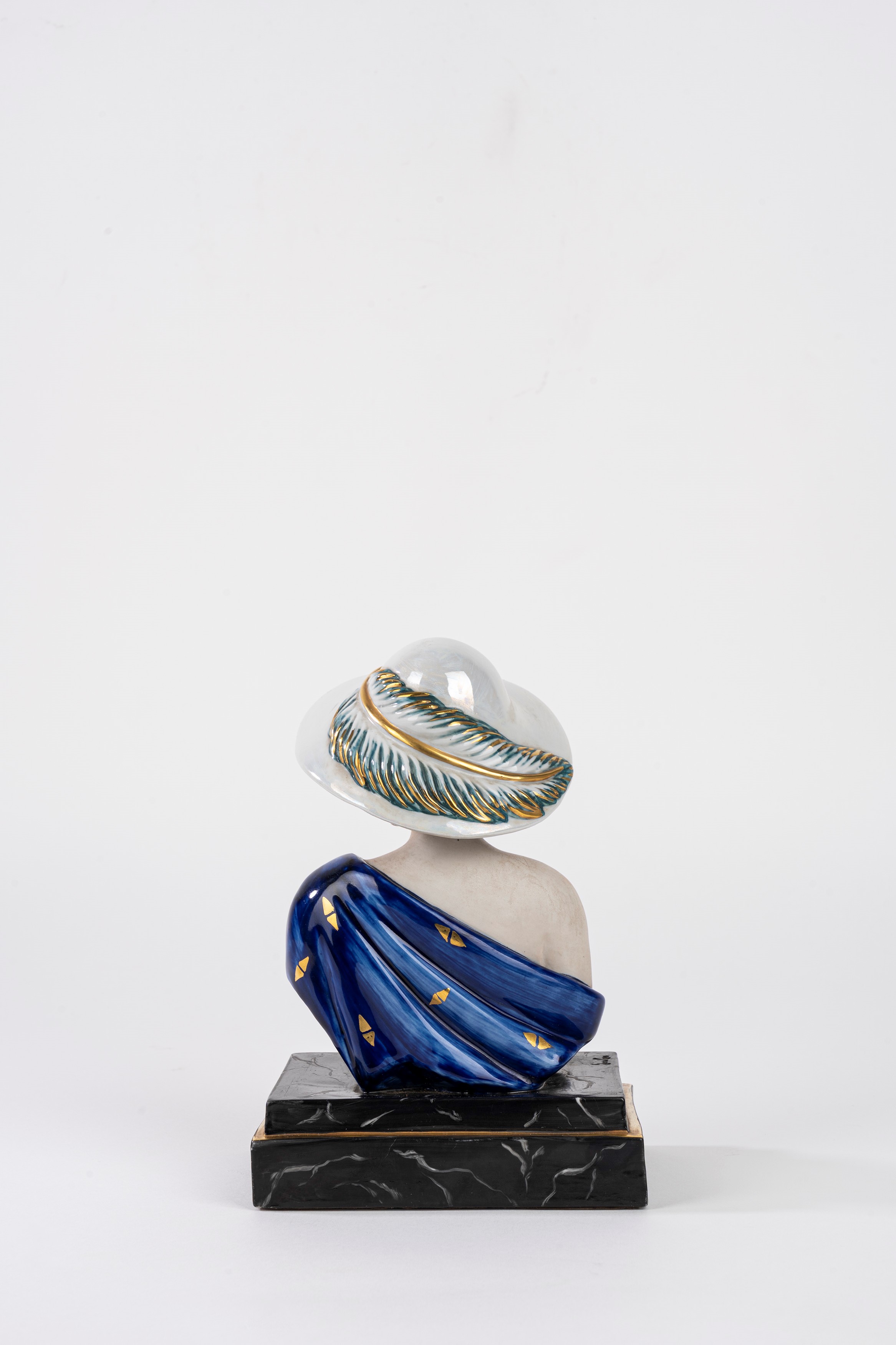 Edoardo Tasca, Scultura in ceramica smaltata raffigurante donna con cappello