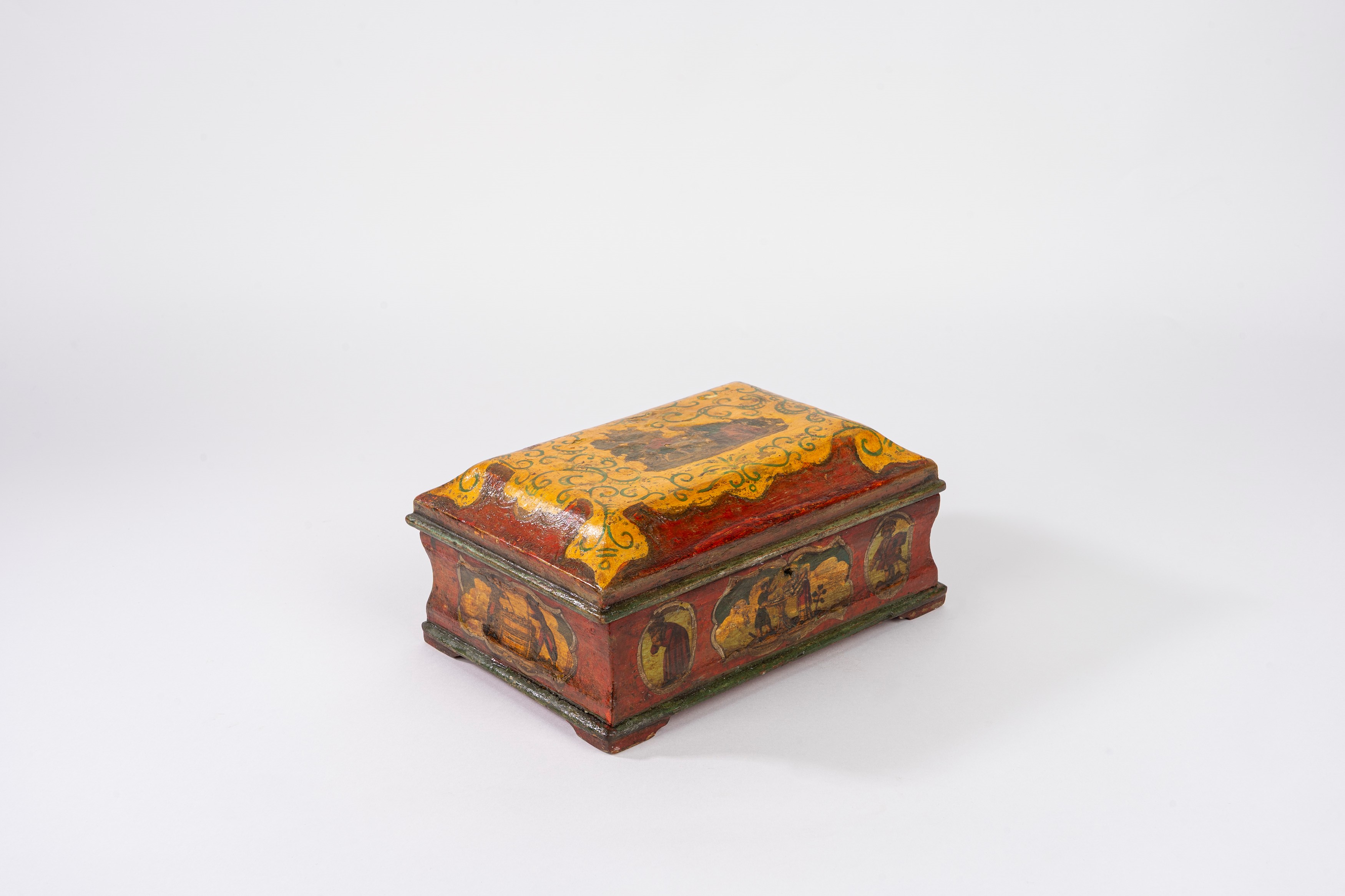 Scatola in legno laccato decorata a arte povera, Venezia, XVIII secolo