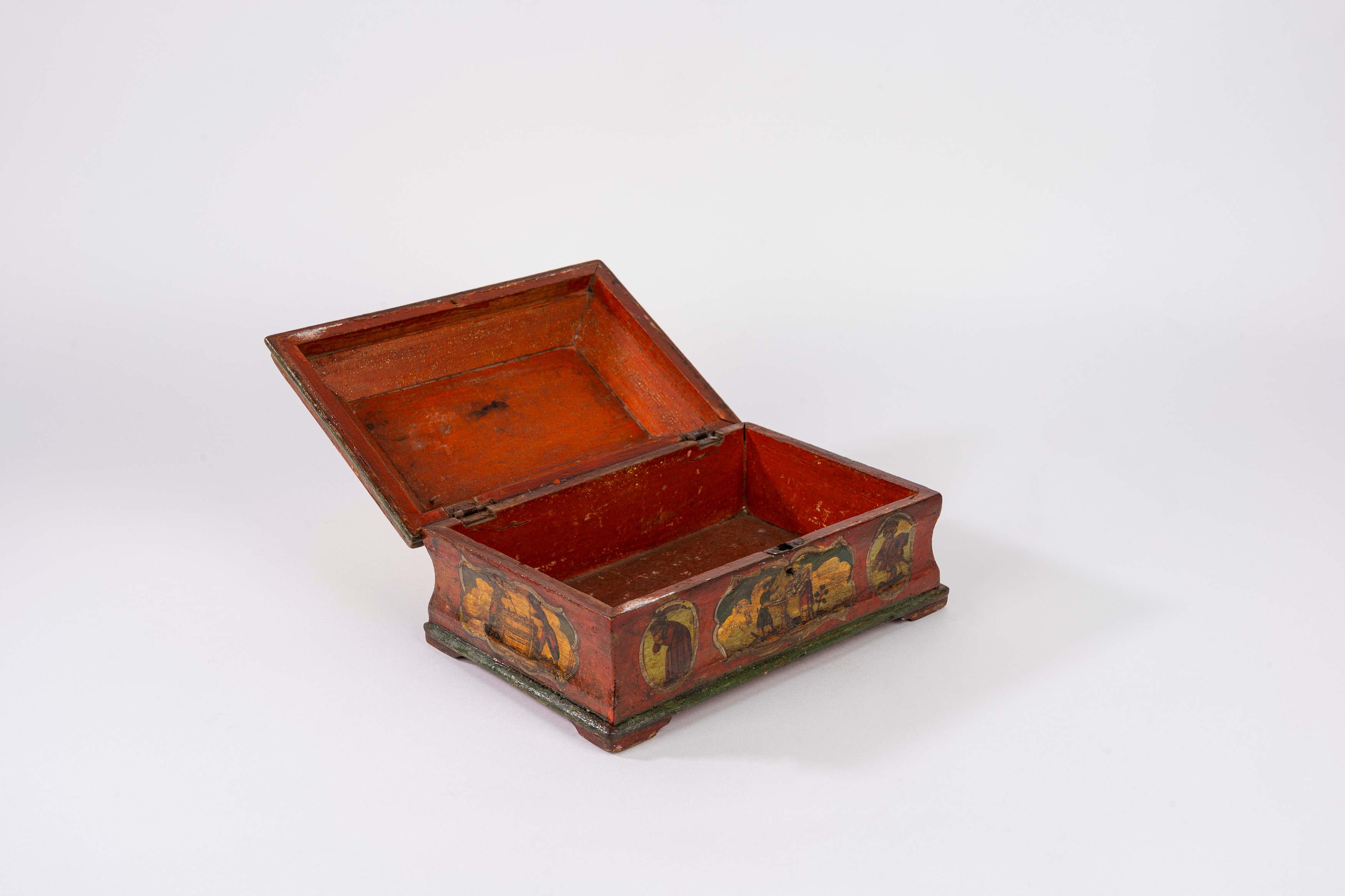 Scatola in legno laccato decorata a arte povera, Venezia, XVIII secolo