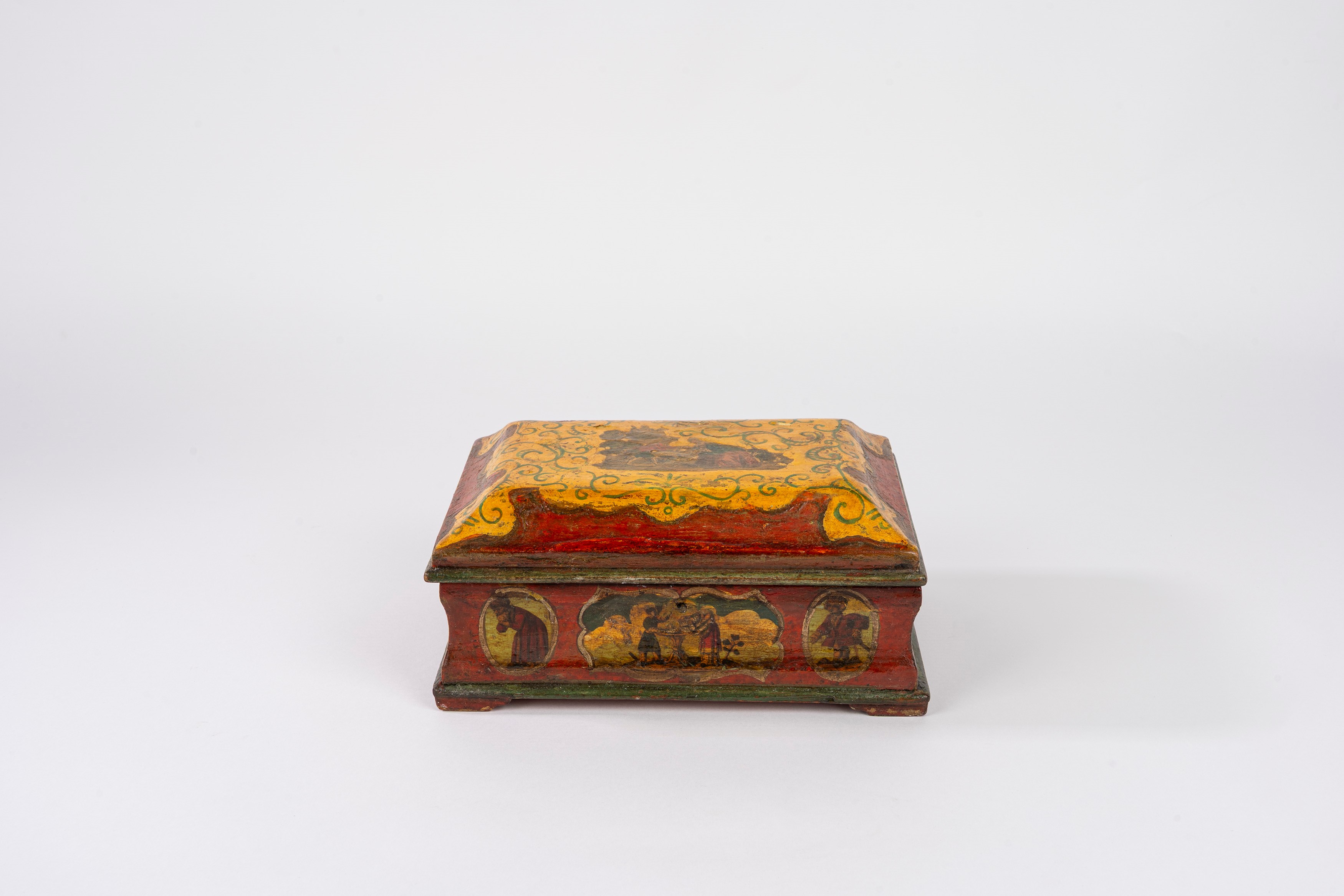 Scatola in legno laccato decorata a arte povera, Venezia, XVIII secolo