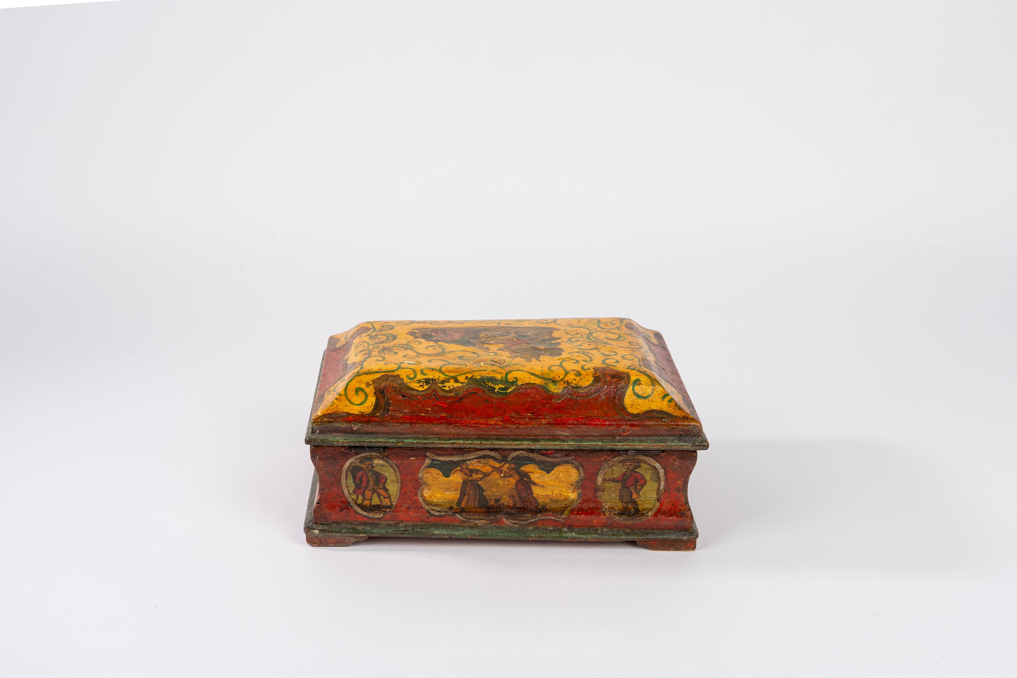 Scatola in legno laccato decorata a arte povera, Venezia, XVIII secolo