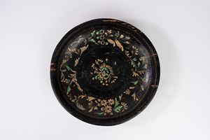 Vassoio circolare in legno laccato a fondo nero, Venezia secolo XVIII