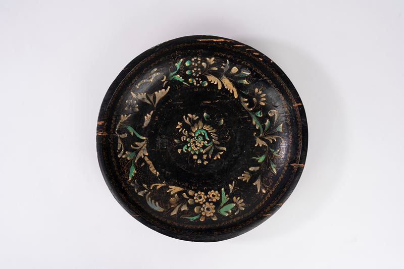 Vassoio circolare in legno laccato a fondo nero, Venezia secolo XVIII