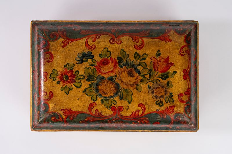 Scatola in legno laccato e decorato a motivi floreali, Venezia secolo XVIII