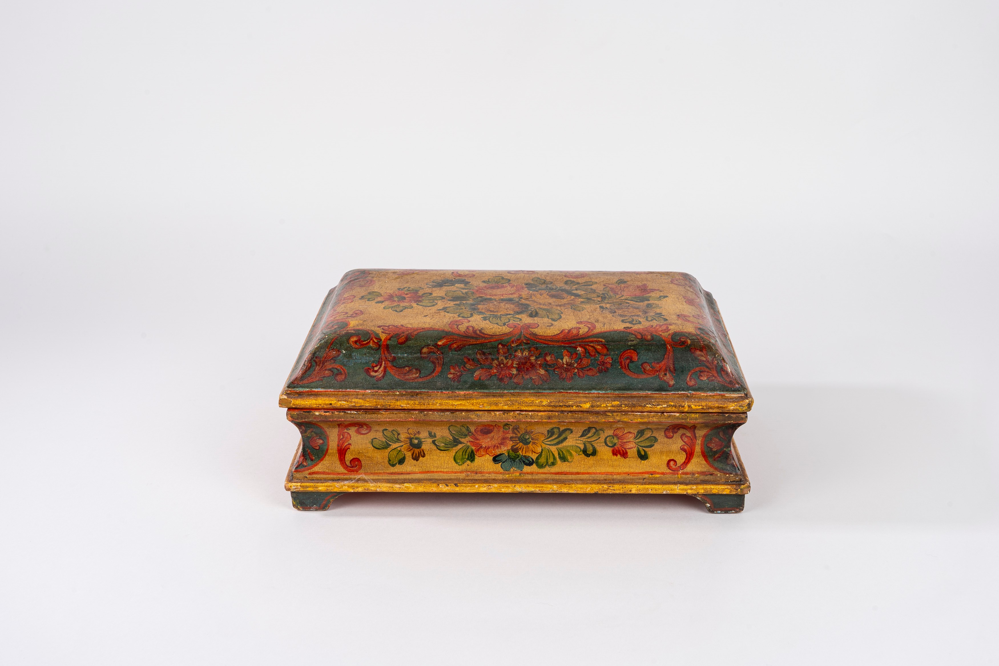 Scatola in legno laccato e decorato a motivi floreali, Venezia secolo XVIII