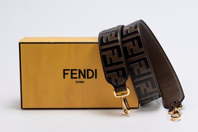 Tracolla in pelle color testa di moro con logo Fendi in rilievo