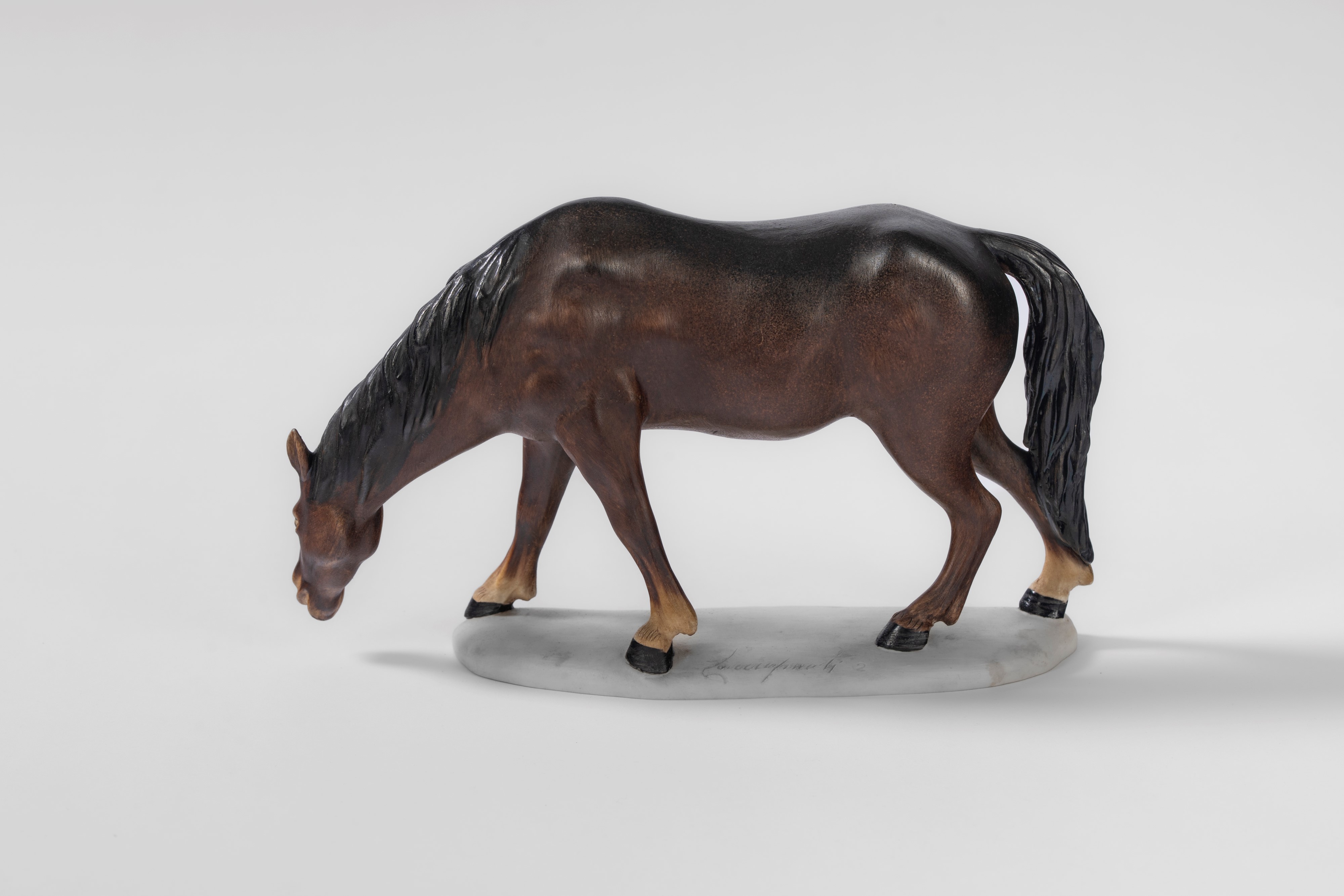 Guido Cacciapuoti - Cavallo marrone in ceramica policroma su base ovale