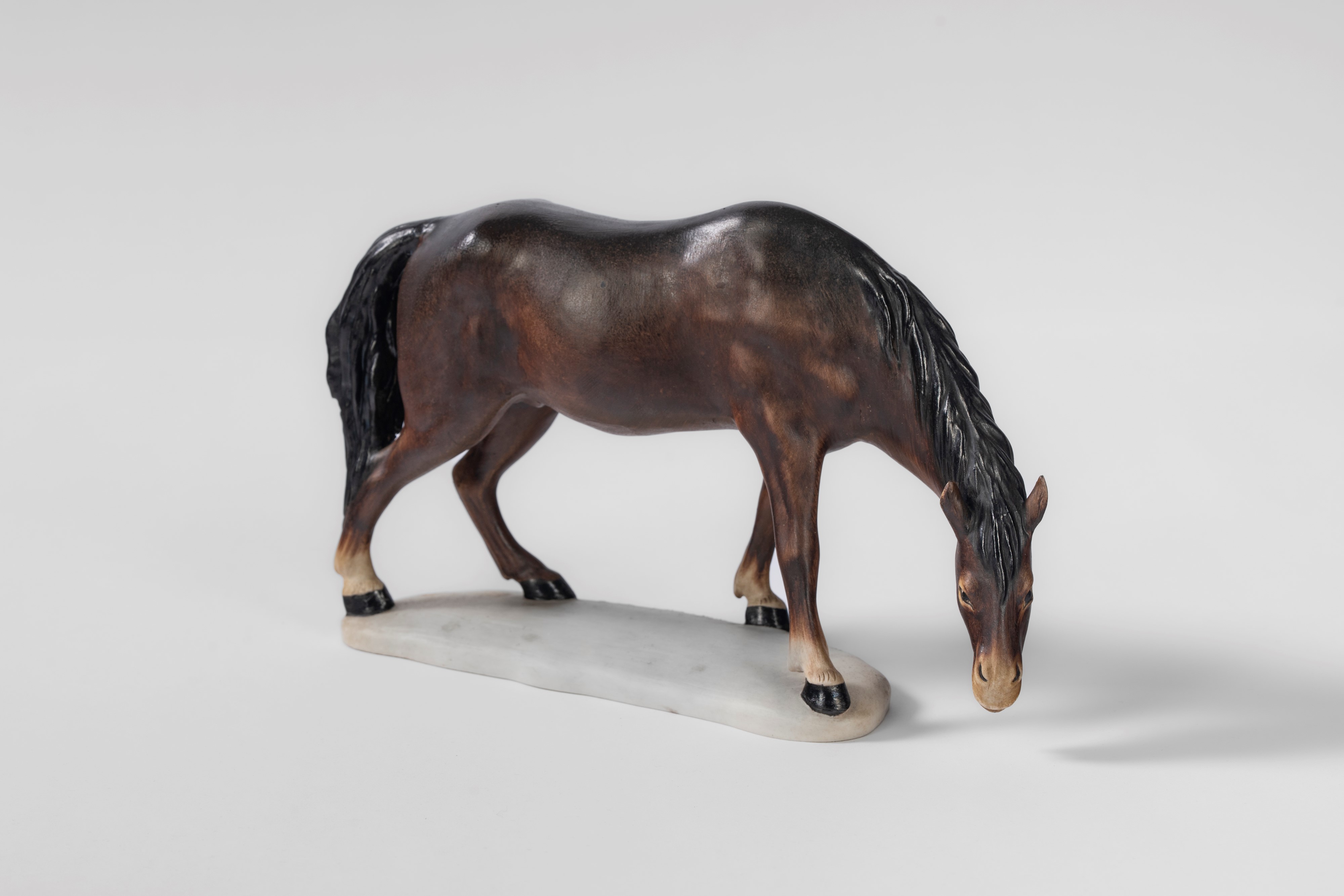 Guido Cacciapuoti - Cavallo marrone in ceramica policroma su base ovale