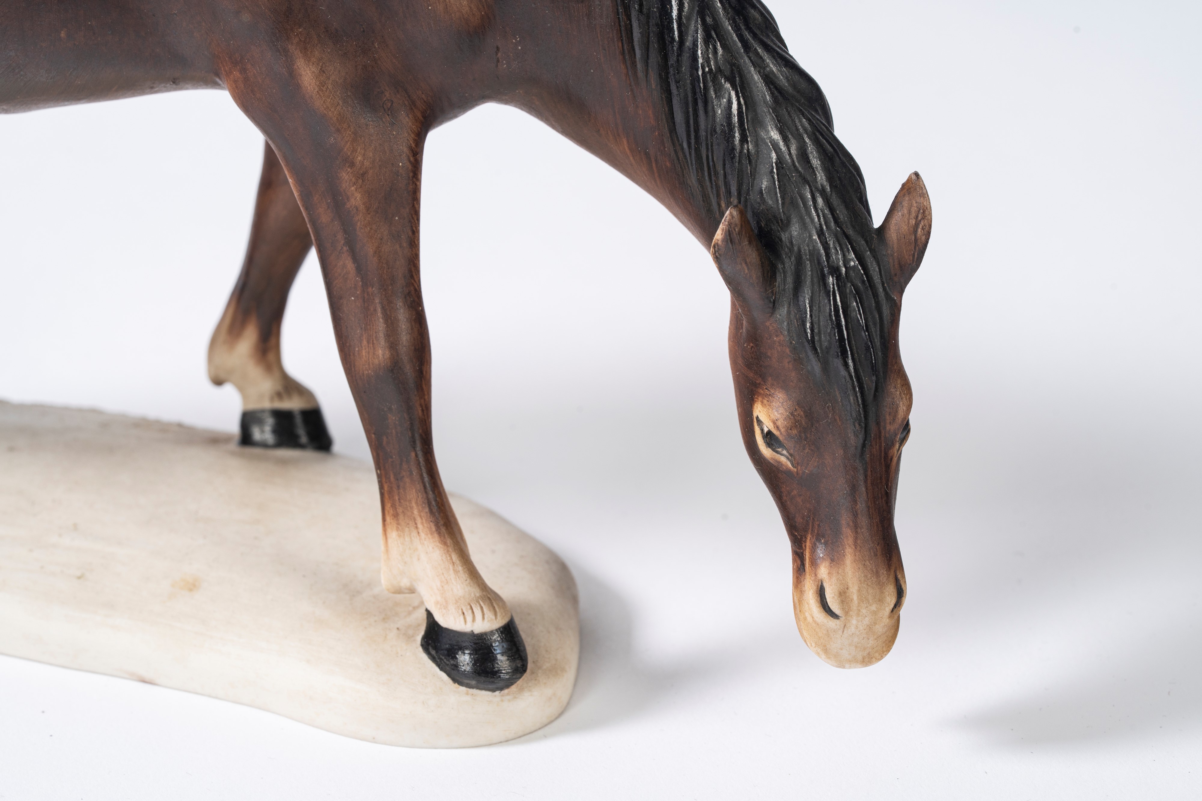 Guido Cacciapuoti - Cavallo marrone in ceramica policroma su base ovale