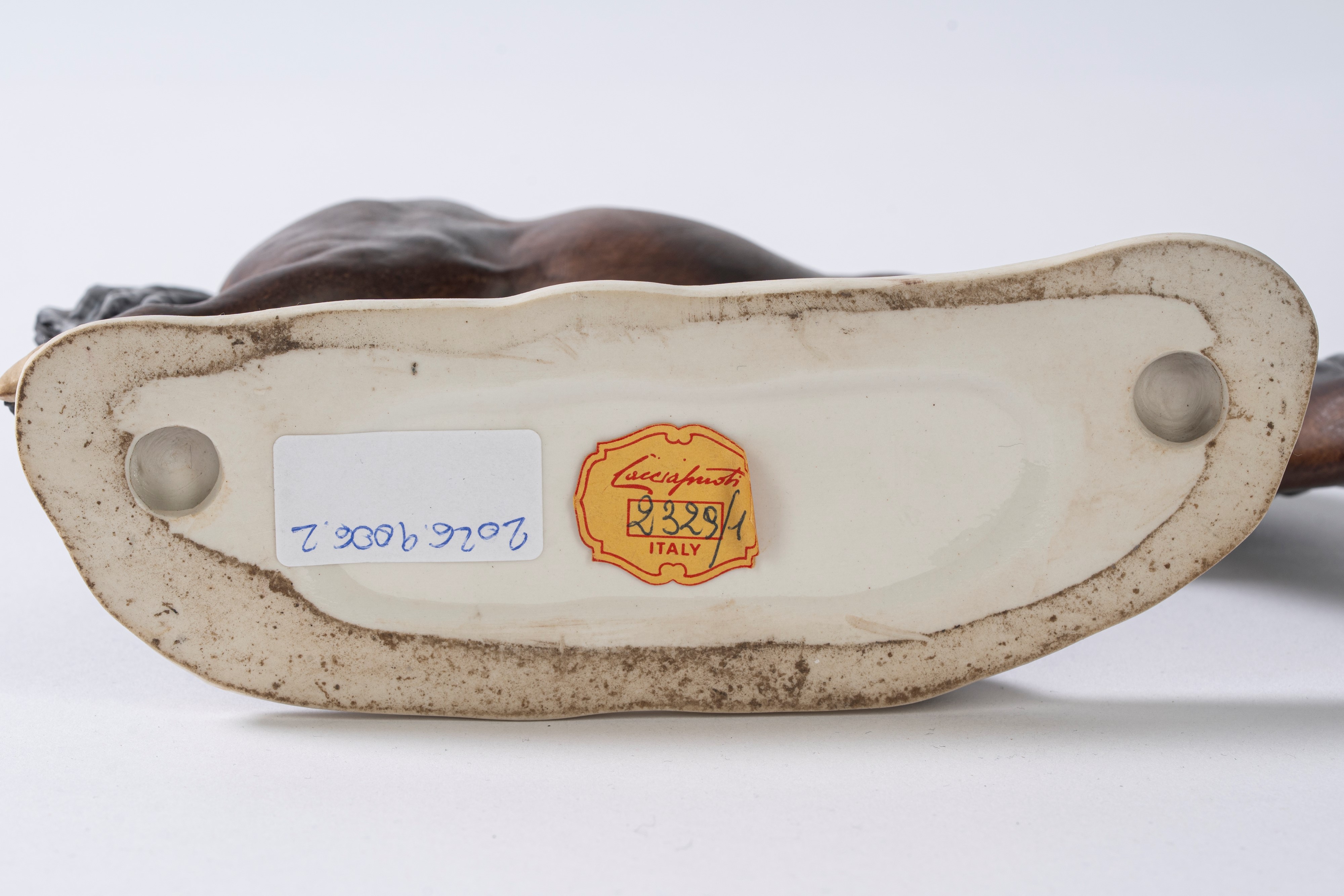 Guido Cacciapuoti - Cavallo marrone in ceramica policroma su base ovale